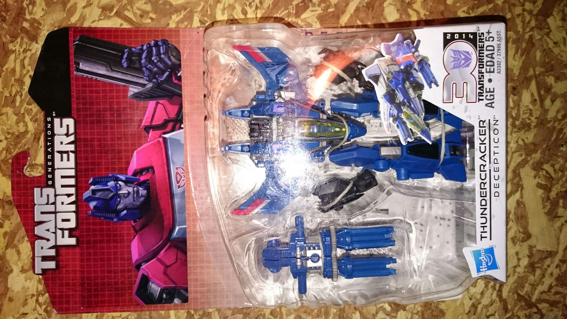 Thundercracker 02 series #006  (Transformers Generations) action figure collectible [Barcode 653569886716] - Main Image 1