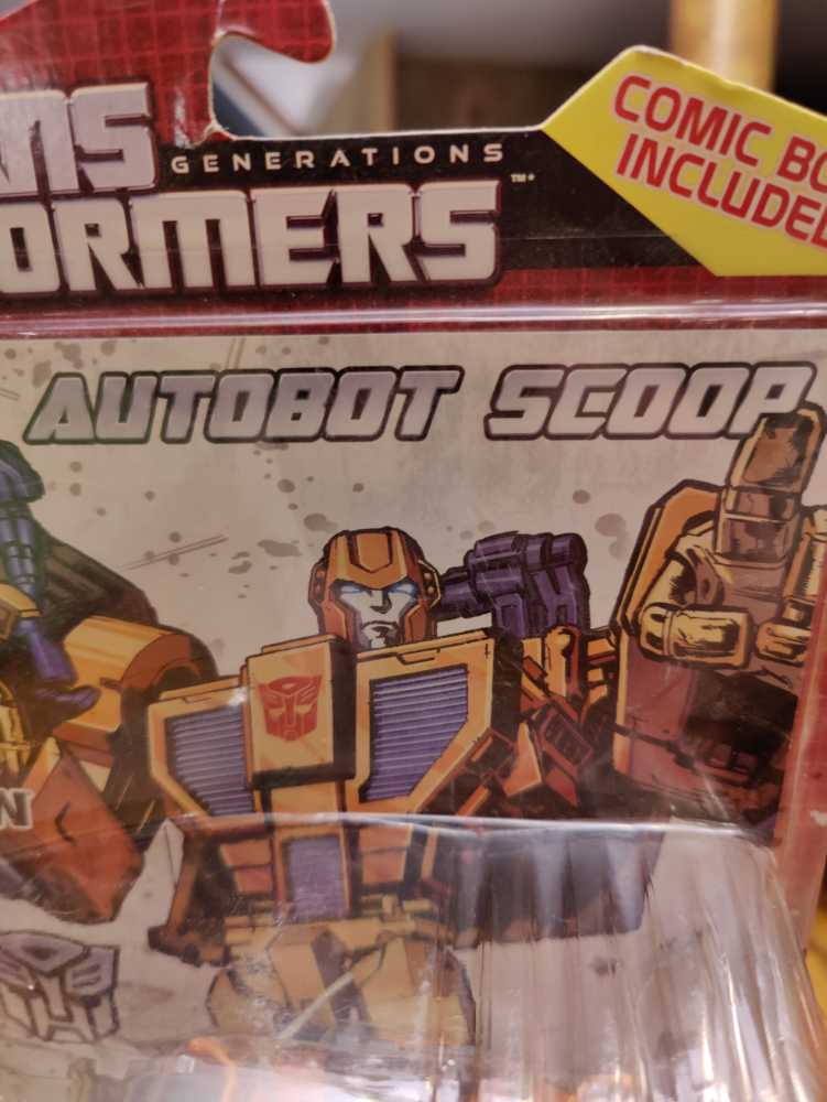Scoop w/ Caliburst & Holepunch - Hasbro (The Transformers) action figure collectible [Barcode 653569923787] - Main Image 4