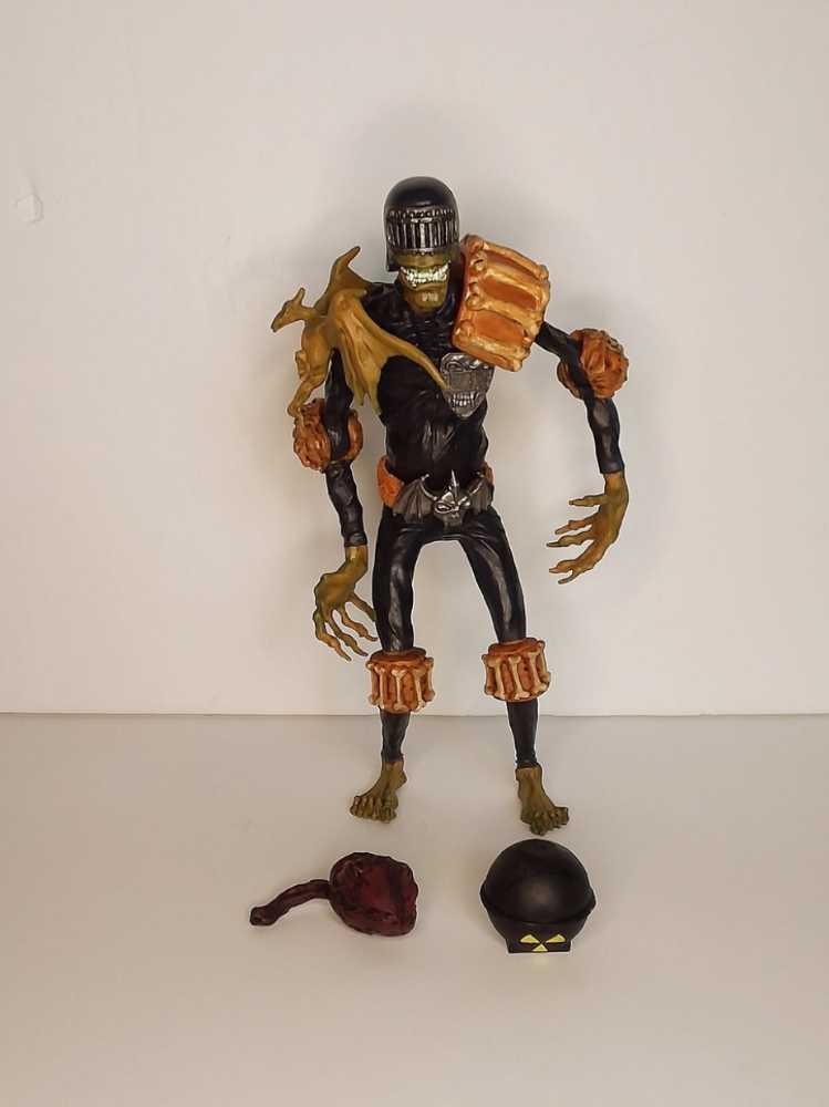 Re:Action 2000 AD Collector Series Judge Death With Torn Out Human Heart  (JUDGE DREDD) action figure collectible [Barcode 690355000031] - Main Image 2