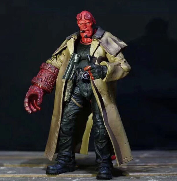 Hellboy:  Hellboy 2 (Movie): Wounded Hellboy Golden Army 7” Action Figure Smoking Ver. Series 2 1:12  - Mezco Toyz (Hellboy II The Golden Army) action figure collectible [Barcode 696198150629] - Main Image 3