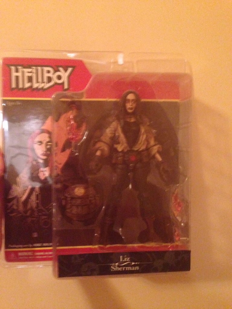 Mezco Toys HellBoy  Liz Sherman - Mezco (Hellboy Figures) action figure collectible [Barcode 696198160024] - Main Image 2