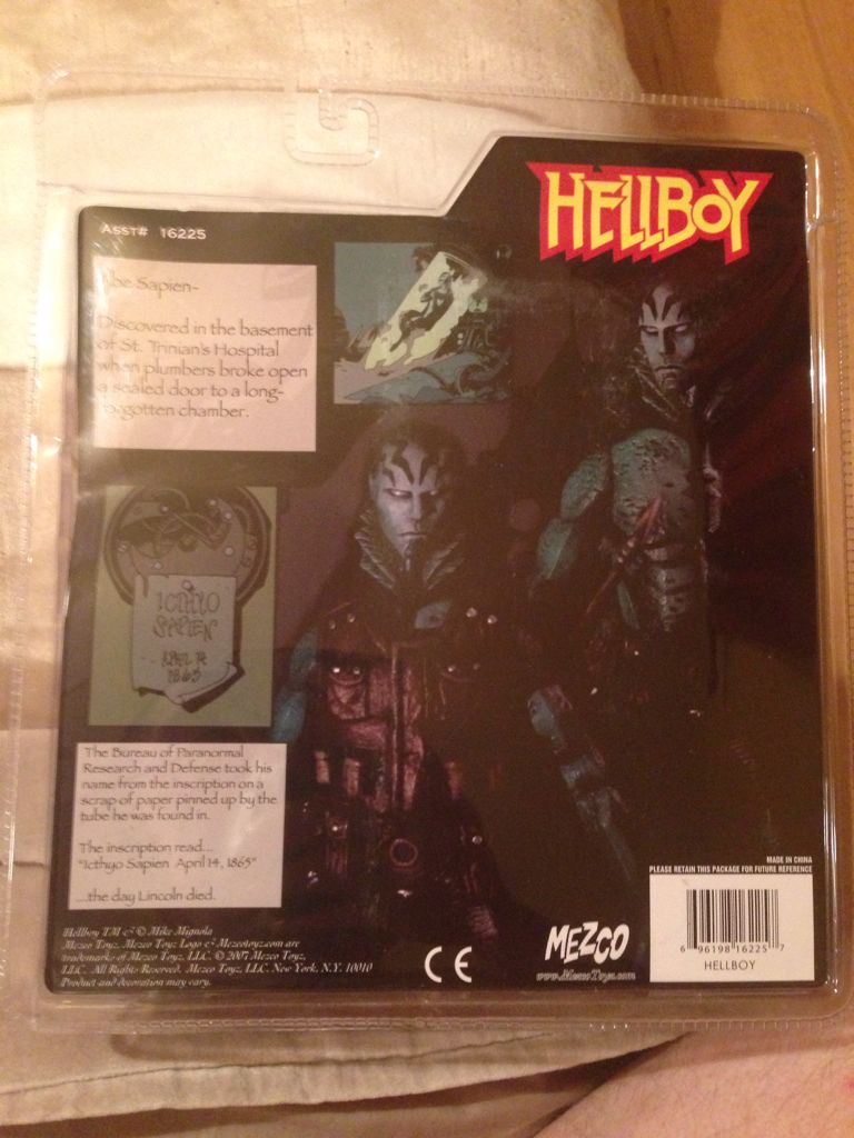 Abe Sapien - Mezco (Hellboy Figures) action figure collectible [Barcode 696198162257] - Main Image 2