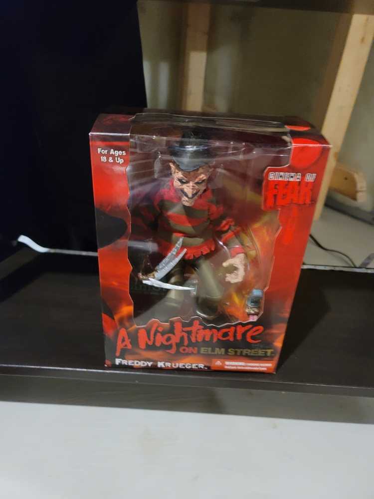 Mezco Cinema Of Fear Freddy Krueger (A Nightmare on Elm Street) - Mezco (Horror) action figure collectible [Barcode 696198258301] - Main Image 2
