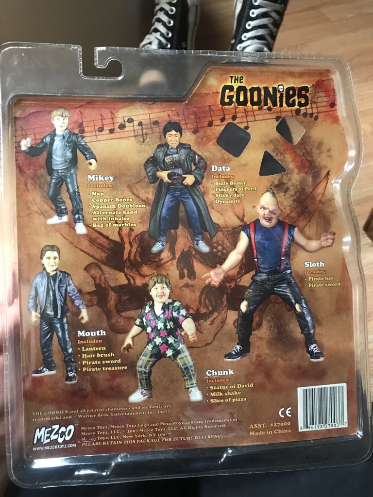 Mikey - Mezco (The Goonies) action figure collectible [Barcode 696198270037] - Main Image 2