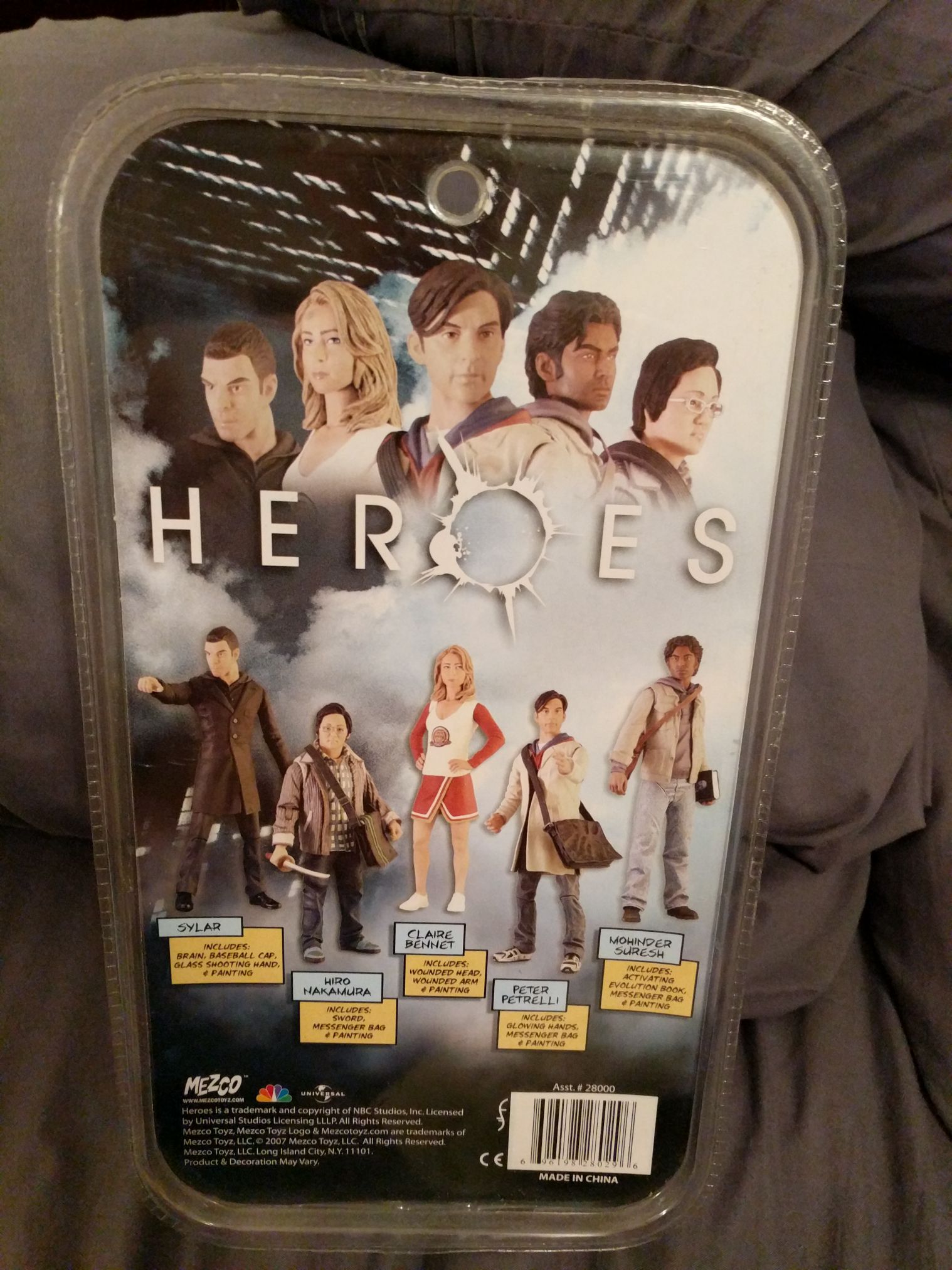 Claire Bennet (Dirty) - Mezco Toyz (Heroes) action figure collectible [Barcode 696198280296] - Main Image 2