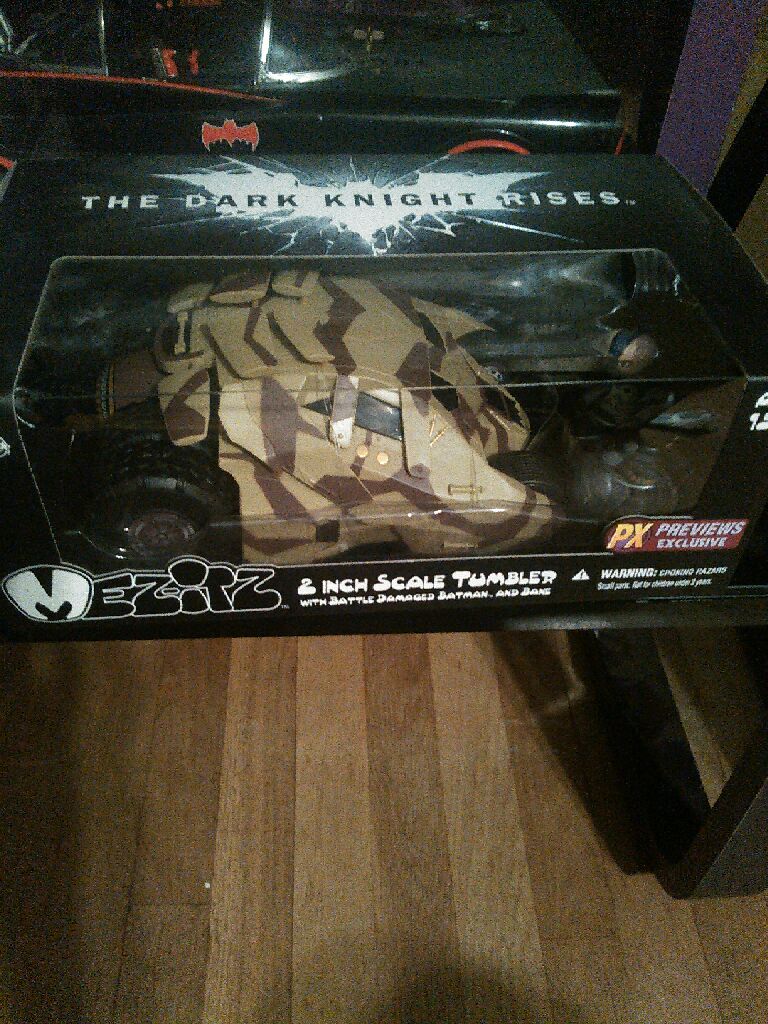 The Dark Knight Rises - Mezco Toys (Batman) action figure collectible [Barcode 696198377002] - Main Image 2