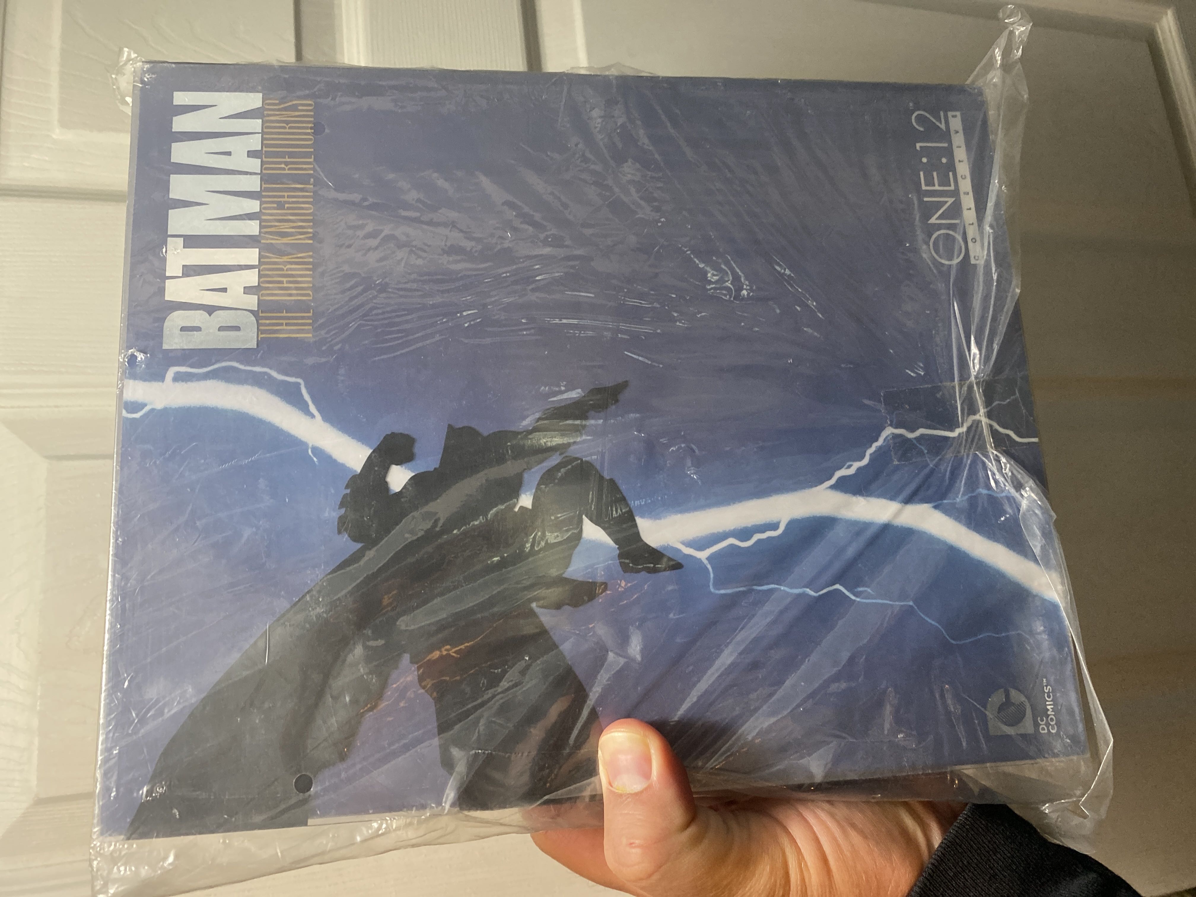 Mezco One:12 Batman (The Dark Knight Returns) - Mezco Toys (DC Comics) action figure collectible [Barcode 696198760019] - Main Image 3