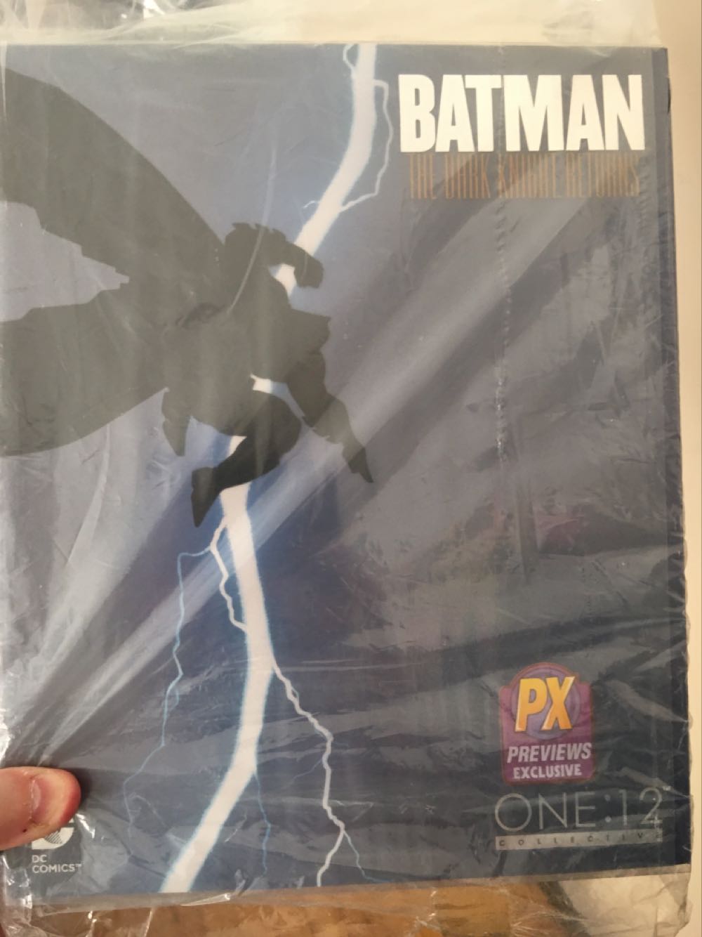 Mezco Toys One:12 Collective: Batman: The Dark Knight Returns Action Figure - Mezco Toyz (One:12 Collective) action figure collectible [Barcode 696198760026] - Main Image 2