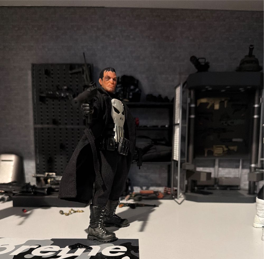 One:12 Collective/ The Punisher - Mezco (Marvel) action figure collectible [Barcode 696198763508] - Main Image 4