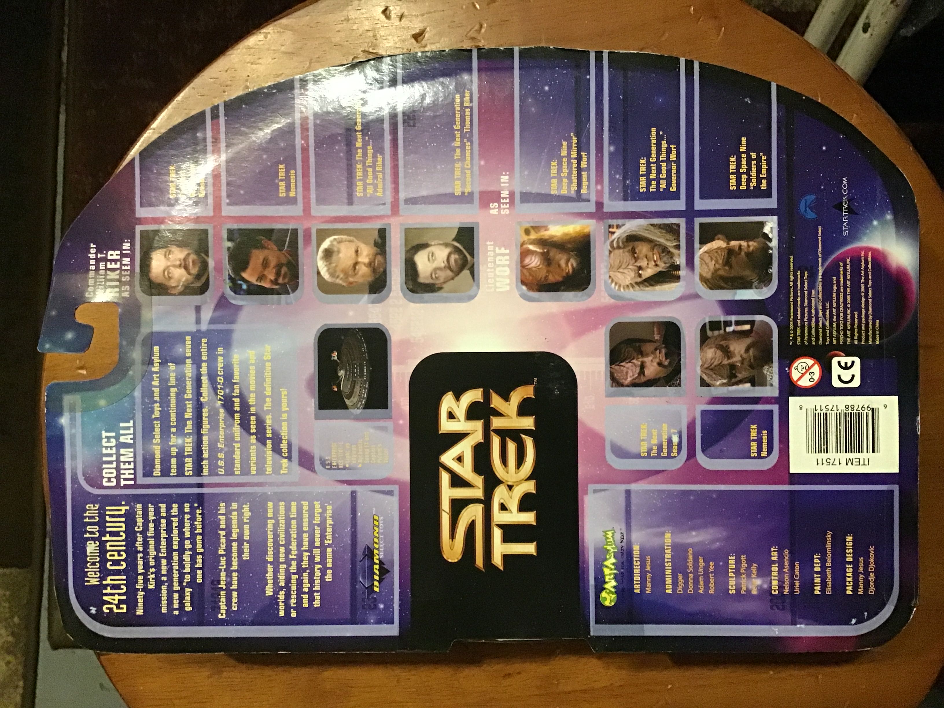 Lt. Com. Worf (Klingon Gear) - Diamond Select (Star Trek) (Star Trek Deep Space Nine) action figure collectible [Barcode 699788175118] - Main Image 4