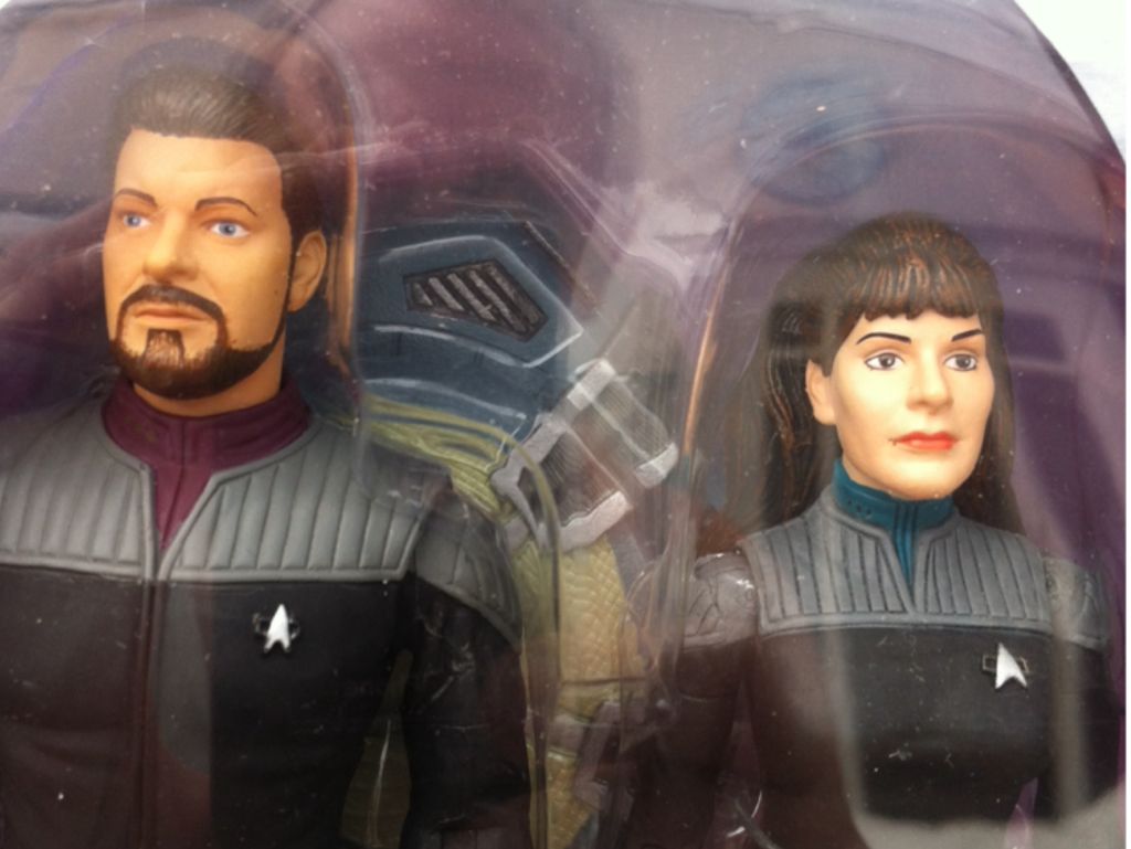 Riker & Troi (Nemesis) - Diamond Select (Star Trek) (Star Trek Nemesis) action figure collectible [Barcode 699788175378] - Main Image 2