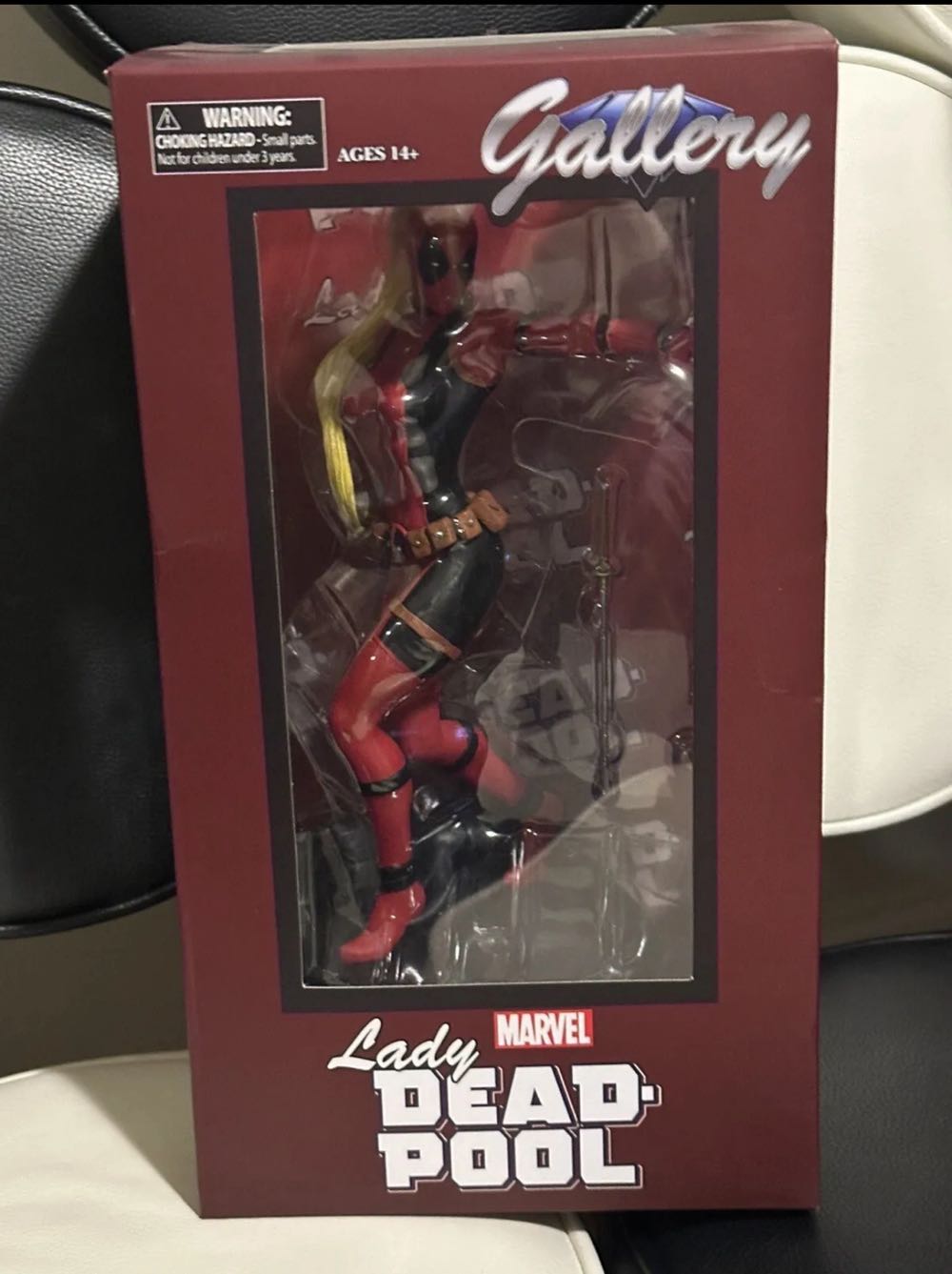 Deadpool - Lady Deadpool - Diamond Select - Diamond Select Gallery (Femme Fatales) action figure collectible [Barcode 699788181607] - Main Image 2