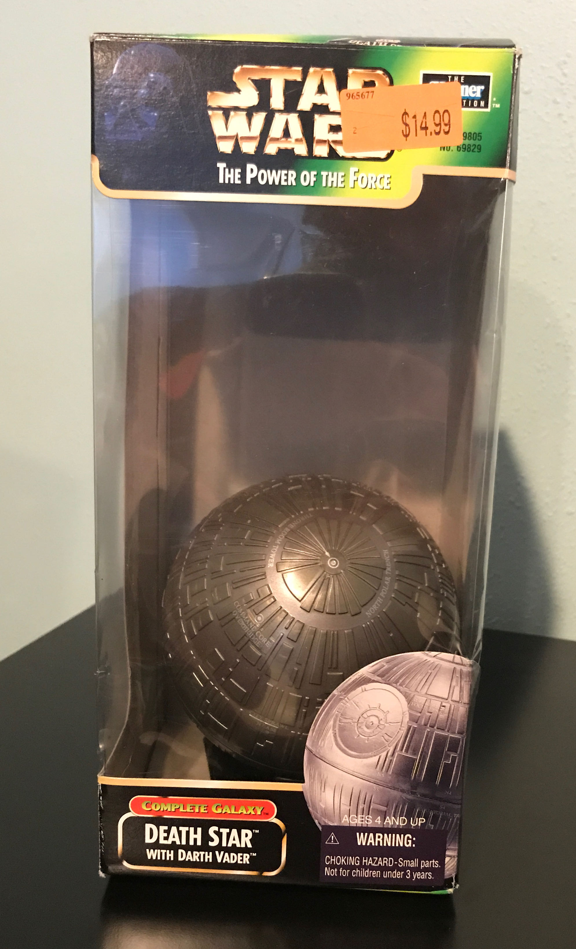 Death Star w/ Darth Vader - Hasbro (Star Wars: Episode V - The Empire Strikes Back) action figure collectible [Barcode 076281698298] - Main Image 2