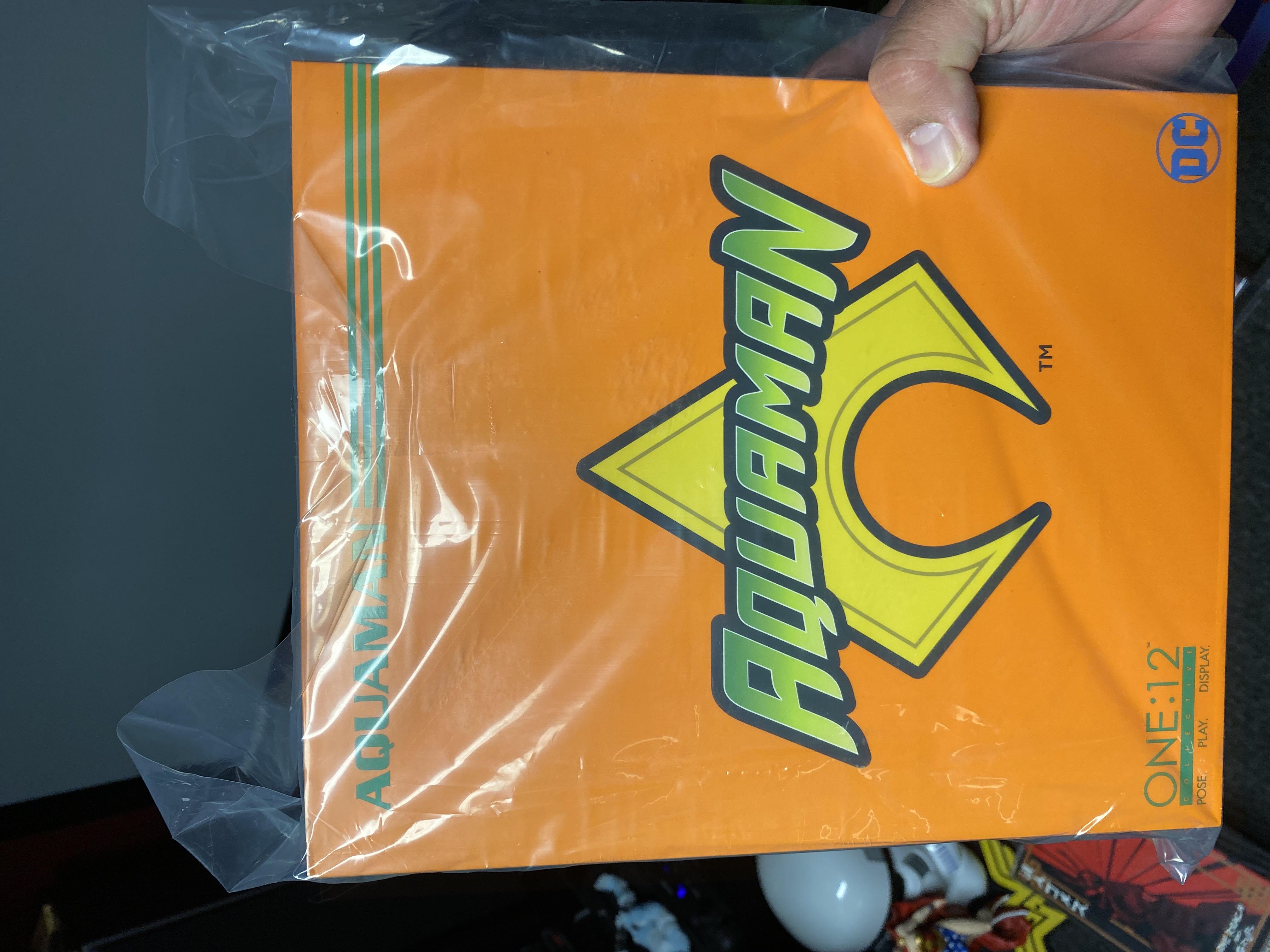 Aquaman - Mezco (DC Comics) (Mezco One:12) action figure collectible [Barcode 696198774405] - Main Image 3