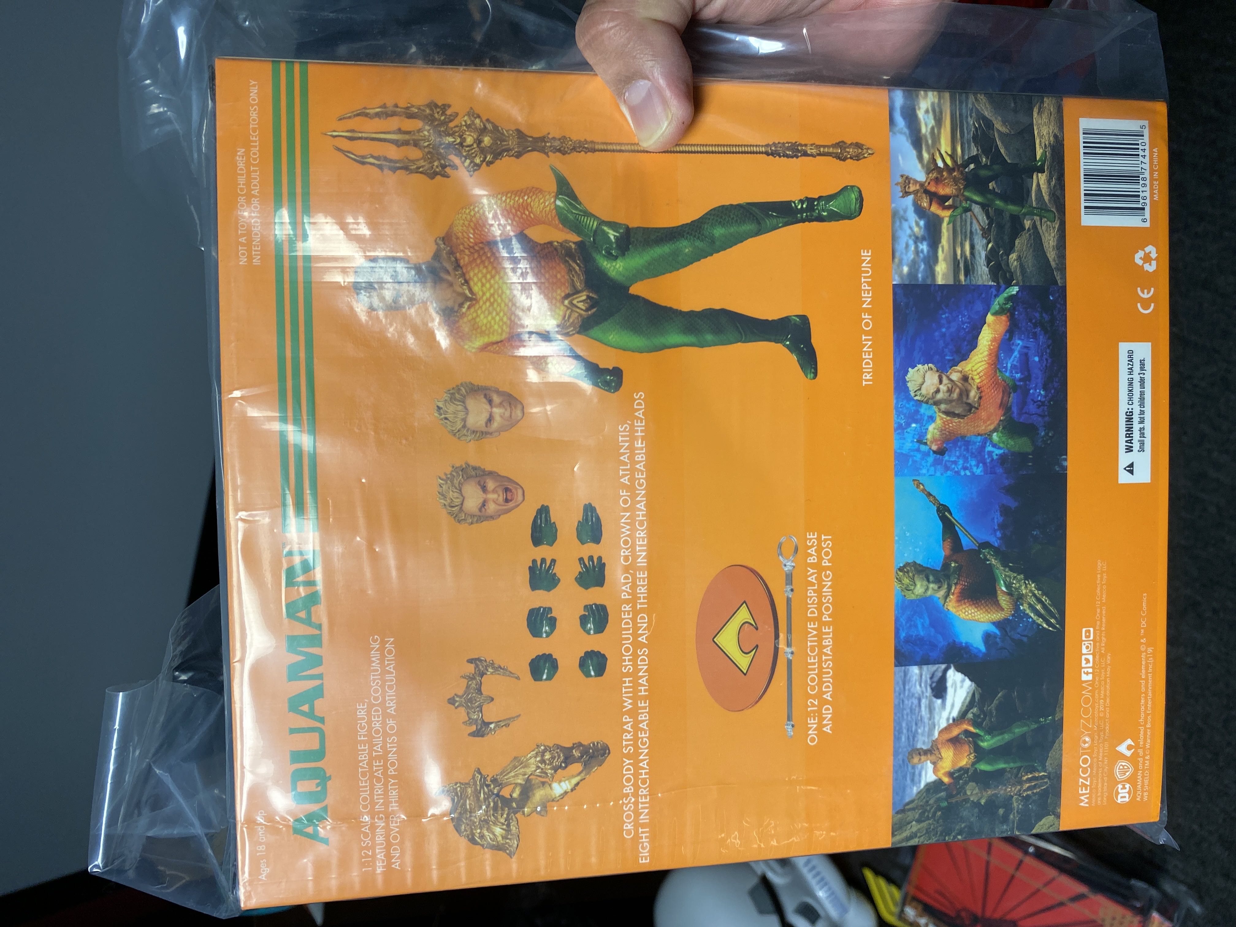 Aquaman - Mezco (DC Comics) (Mezco One:12) action figure collectible [Barcode 696198774405] - Main Image 4