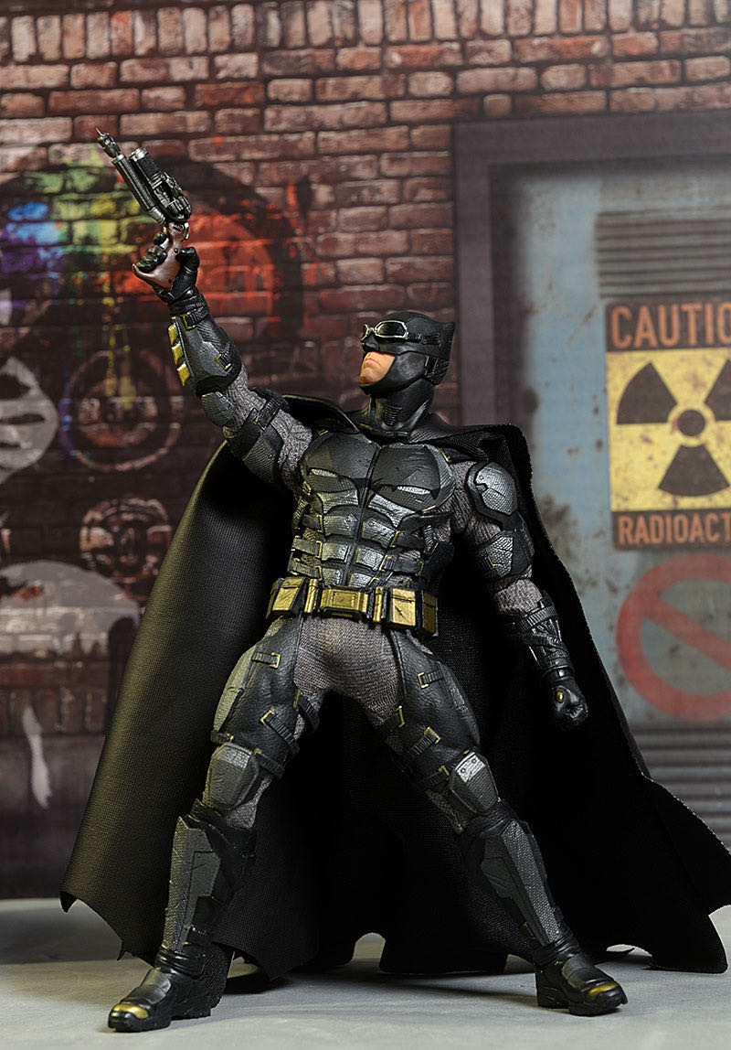 Mezco Dc Batman Tactical Suit - One:12 Collective By Mezco Toyz action figure collectible - Main Image 2