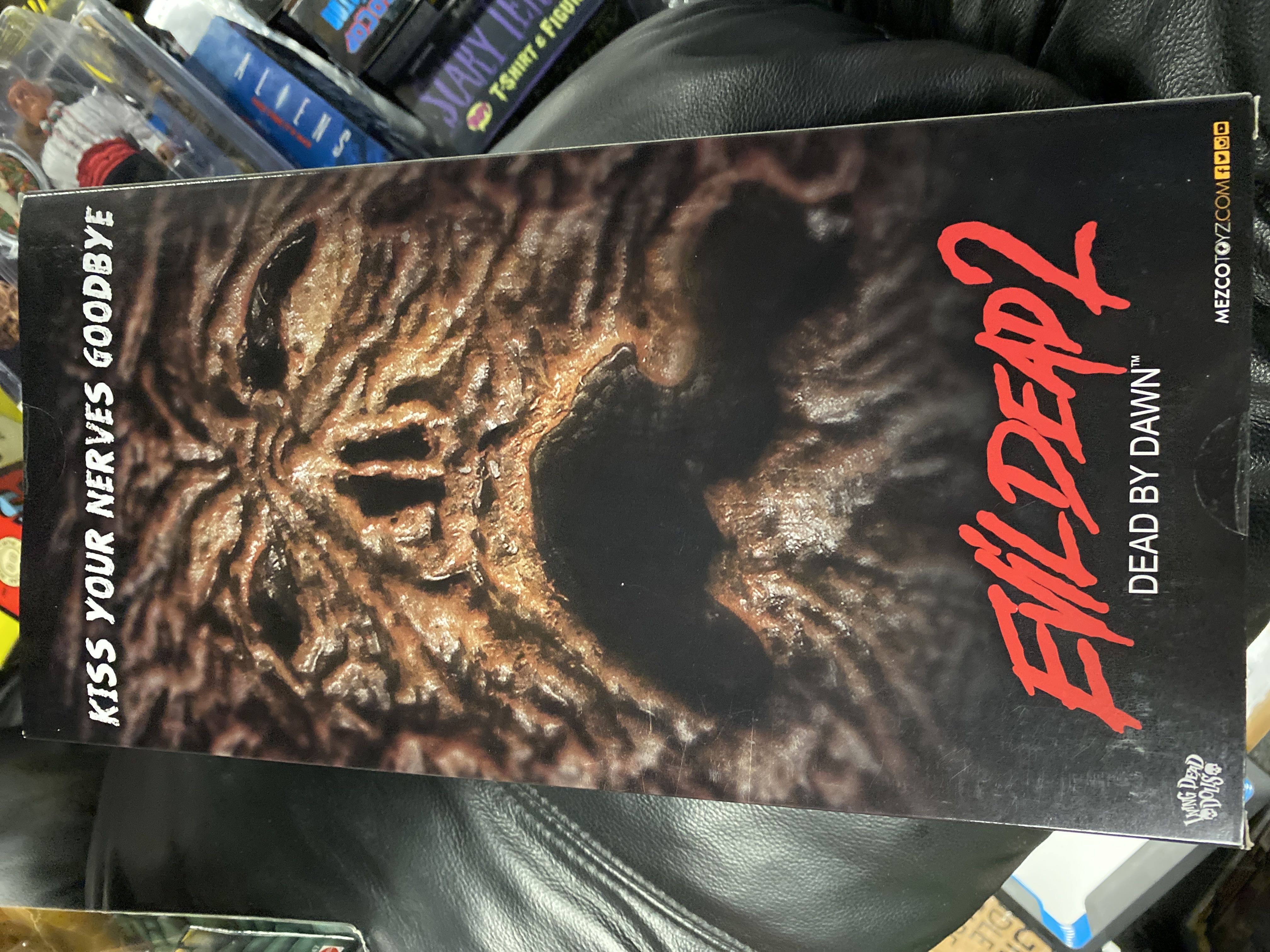 Evil Dead 2 Dead By Dawn (Ash) - Mezco Toyz (Evil Dead) action figure collectible [Barcode 696198947106] - Main Image 2