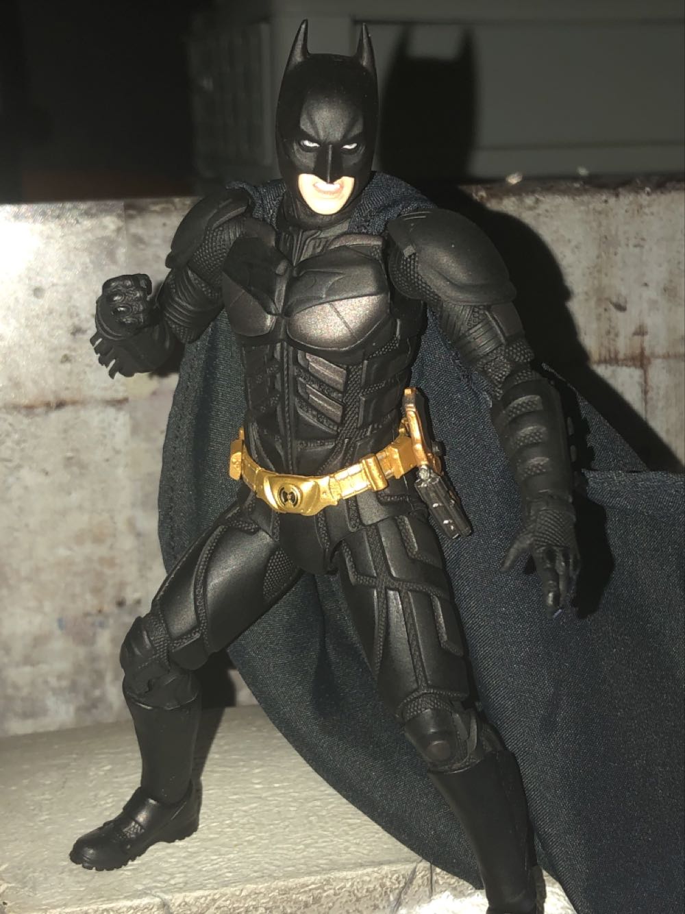 Batman (Version 3.0) - Medicom Toy Corporation (The Dark Knight Trilogy) action figure collectible [Barcode 4530956470535] - Main Image 3