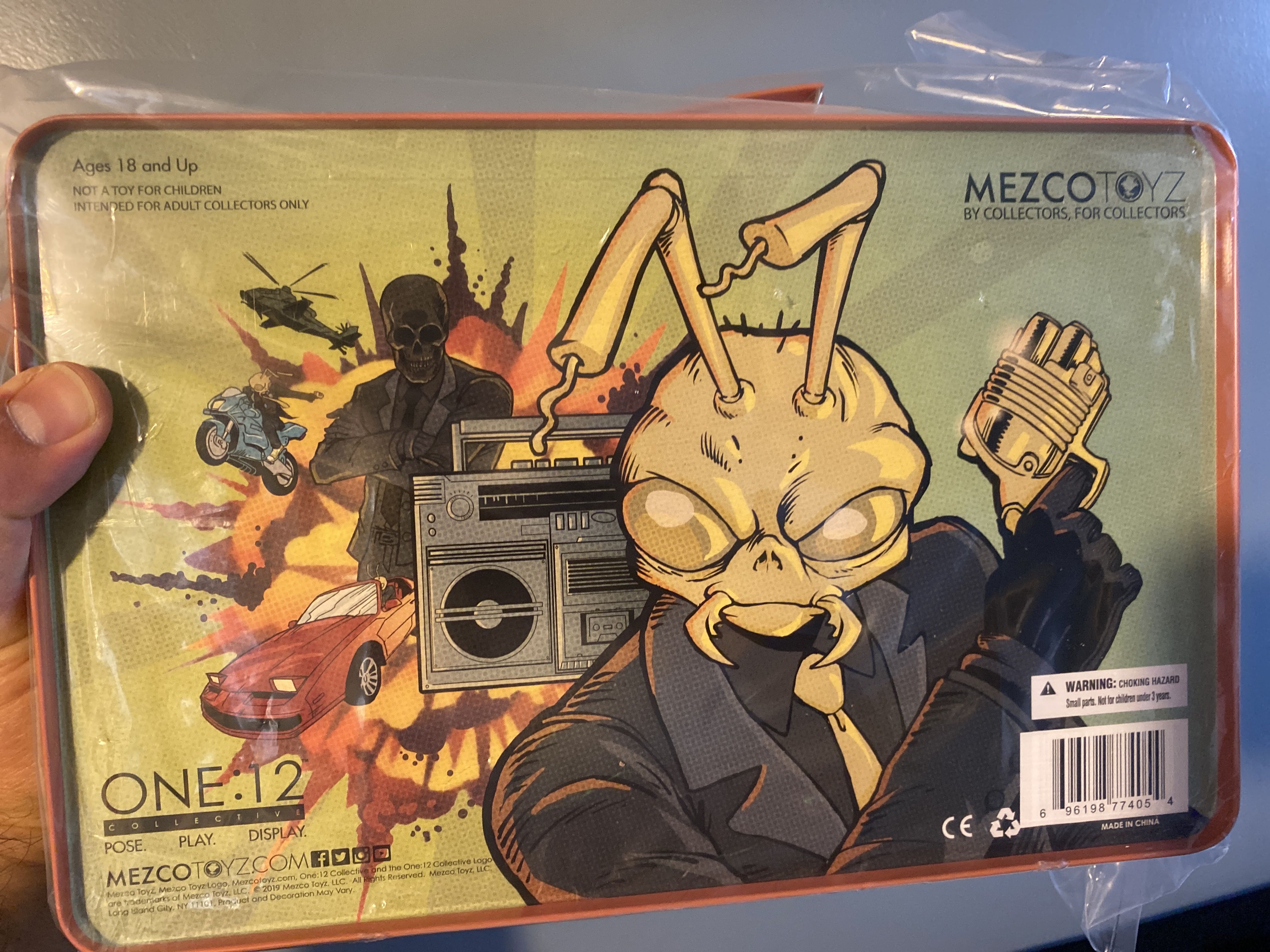 Mezco - One:12 Collective - Rumble Society - Gomez - Gomez: The Roach With The Golden Head 6” Action Figure - Mezco Toyz (One:12 Collective - Rumble Society - Gomez) action figure collectible [Barcode 696198774054] - Main Image 2