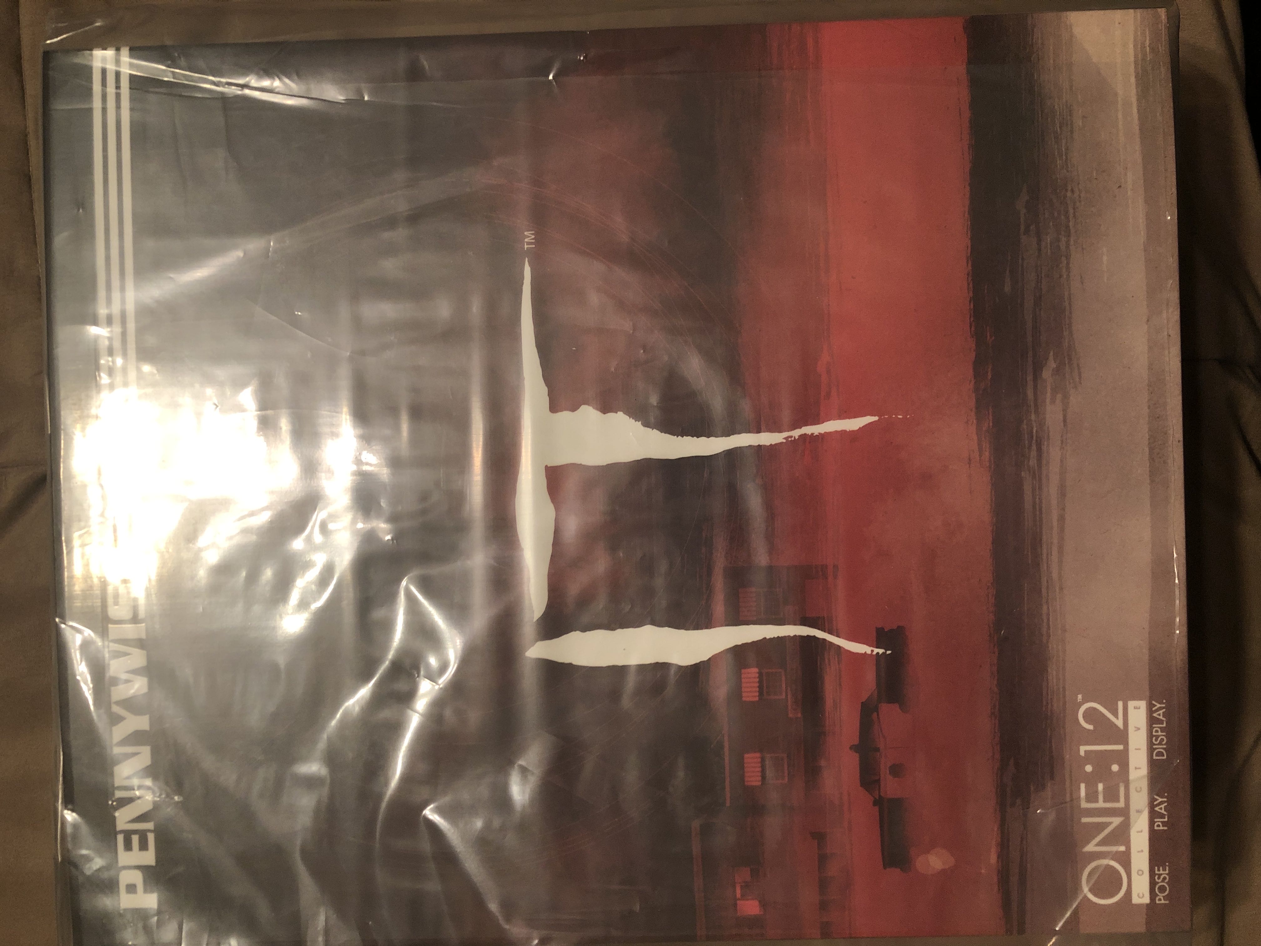 Pennywise One:12 - Mezco Toyz (IT) action figure collectible [Barcode 696198775204] - Main Image 1