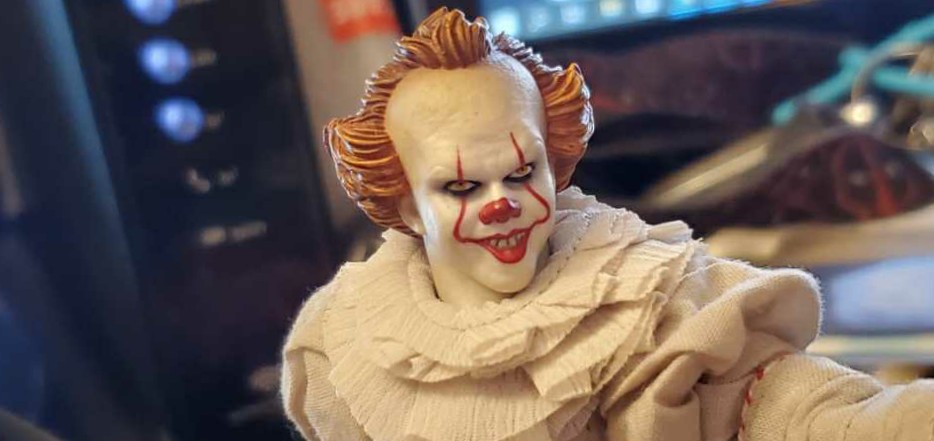 Pennywise One:12 - Mezco Toyz (IT) action figure collectible [Barcode 696198775204] - Main Image 2