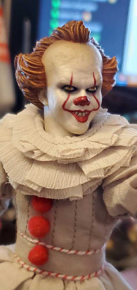 Pennywise One:12 - Mezco Toyz (IT) action figure collectible [Barcode 696198775204] - Main Image 3