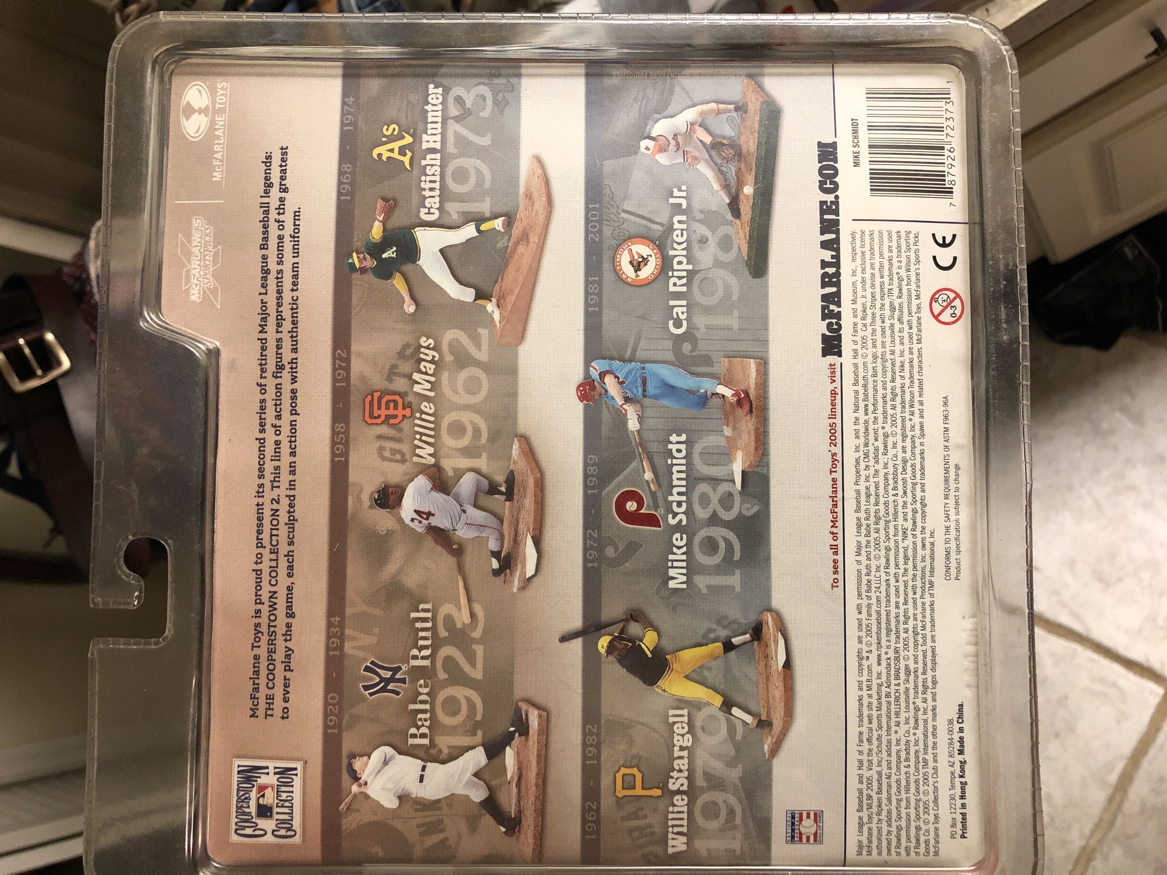 Mike Schmidt - McFarlane Toys (Cooperstown Collection Series 2) action figure collectible [Barcode 787926723731] - Main Image 2