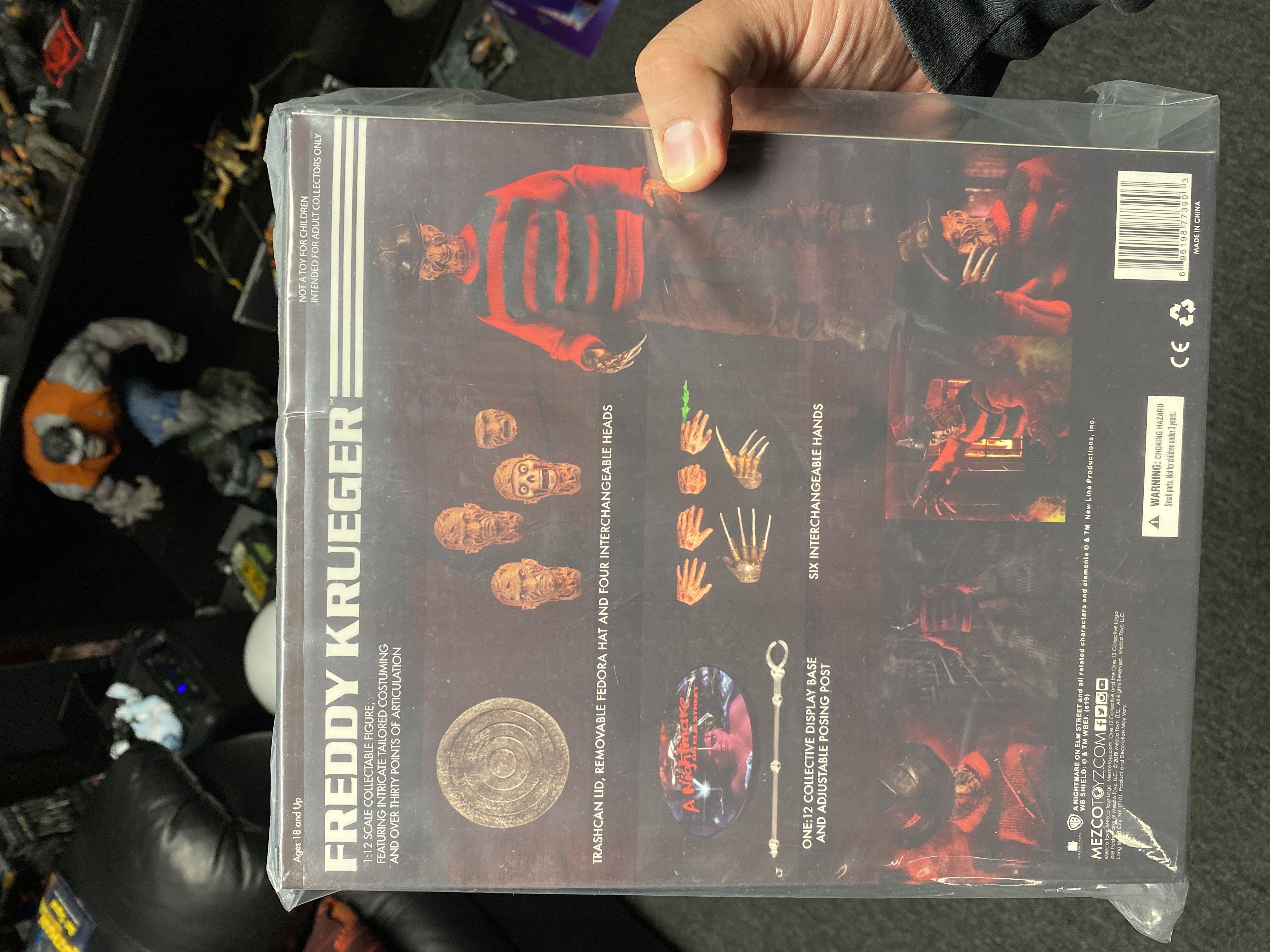 Freddy Krueger One:12 - Mezco Toyz (A Nightmare On Elm Street) action figure collectible [Barcode 696198773903] - Main Image 2