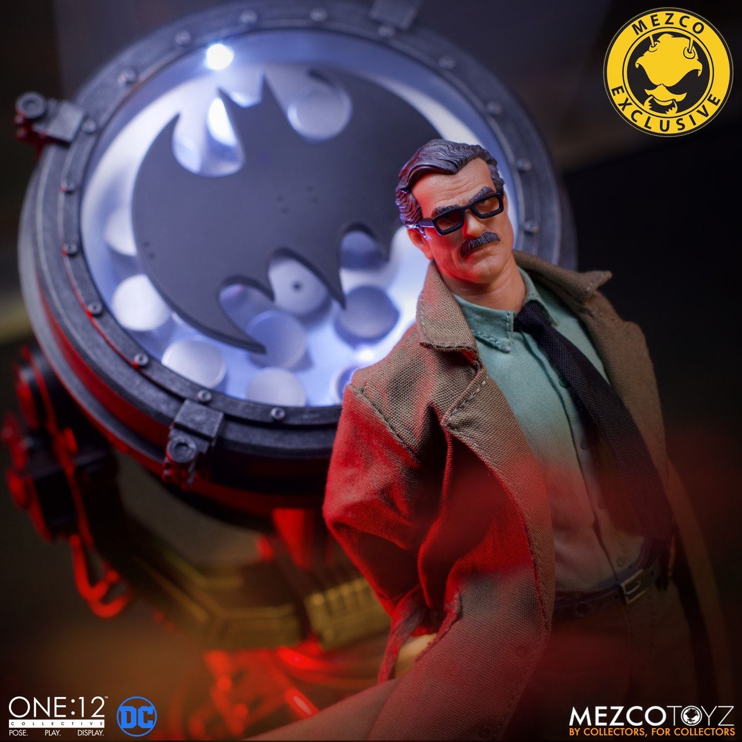 Mezco Dc Deluxe Edition Commissioner James Gordon And Batsignal - Mezco Toys (DC Universe) action figure collectible [Barcode 696198771206] - Main Image 2