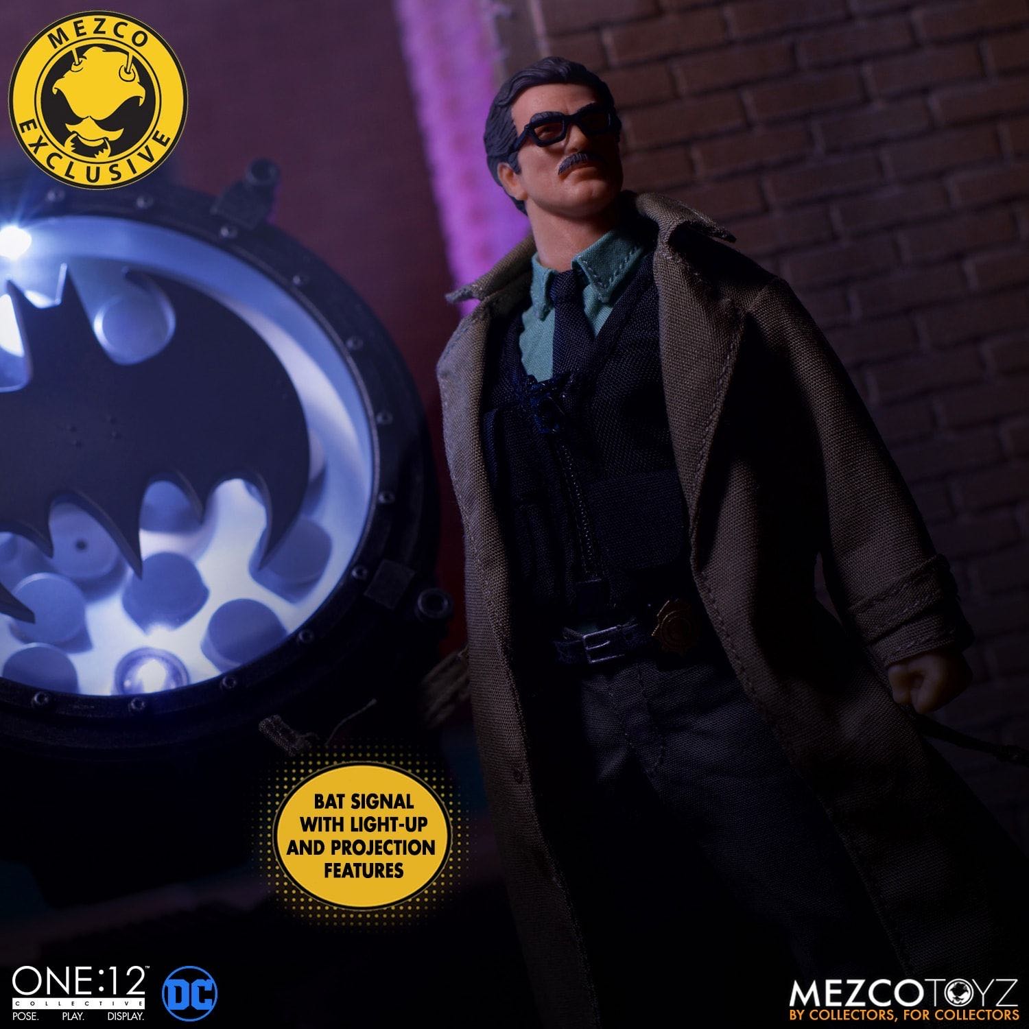 Mezco Dc Deluxe Edition Commissioner James Gordon And Batsignal - Mezco Toys (DC Universe) action figure collectible [Barcode 696198771206] - Main Image 3