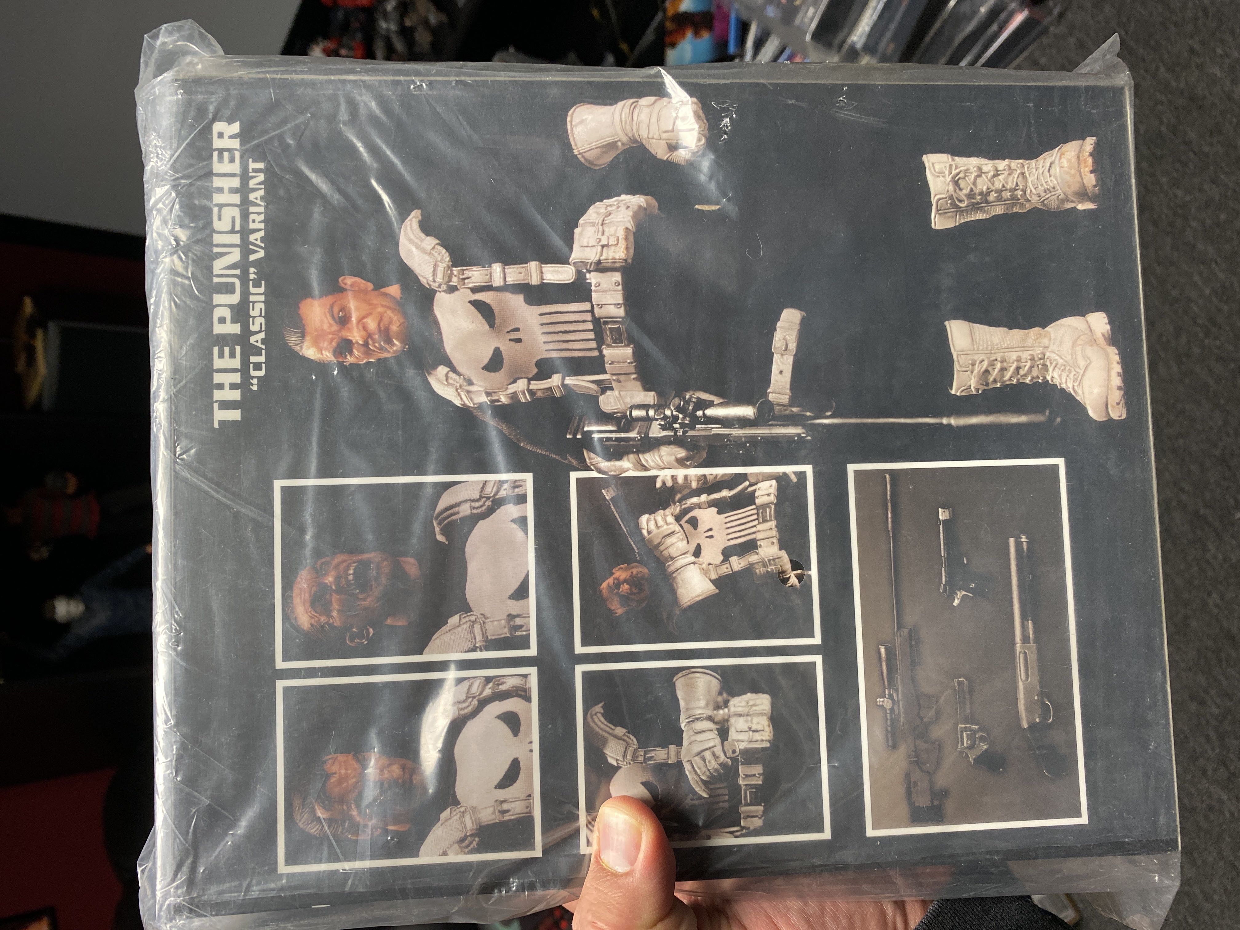 Mezco One:12 The Punisher Classic Variant - Mezco Toyz (One:12) action figure collectible [Barcode 696198763522] - Main Image 2