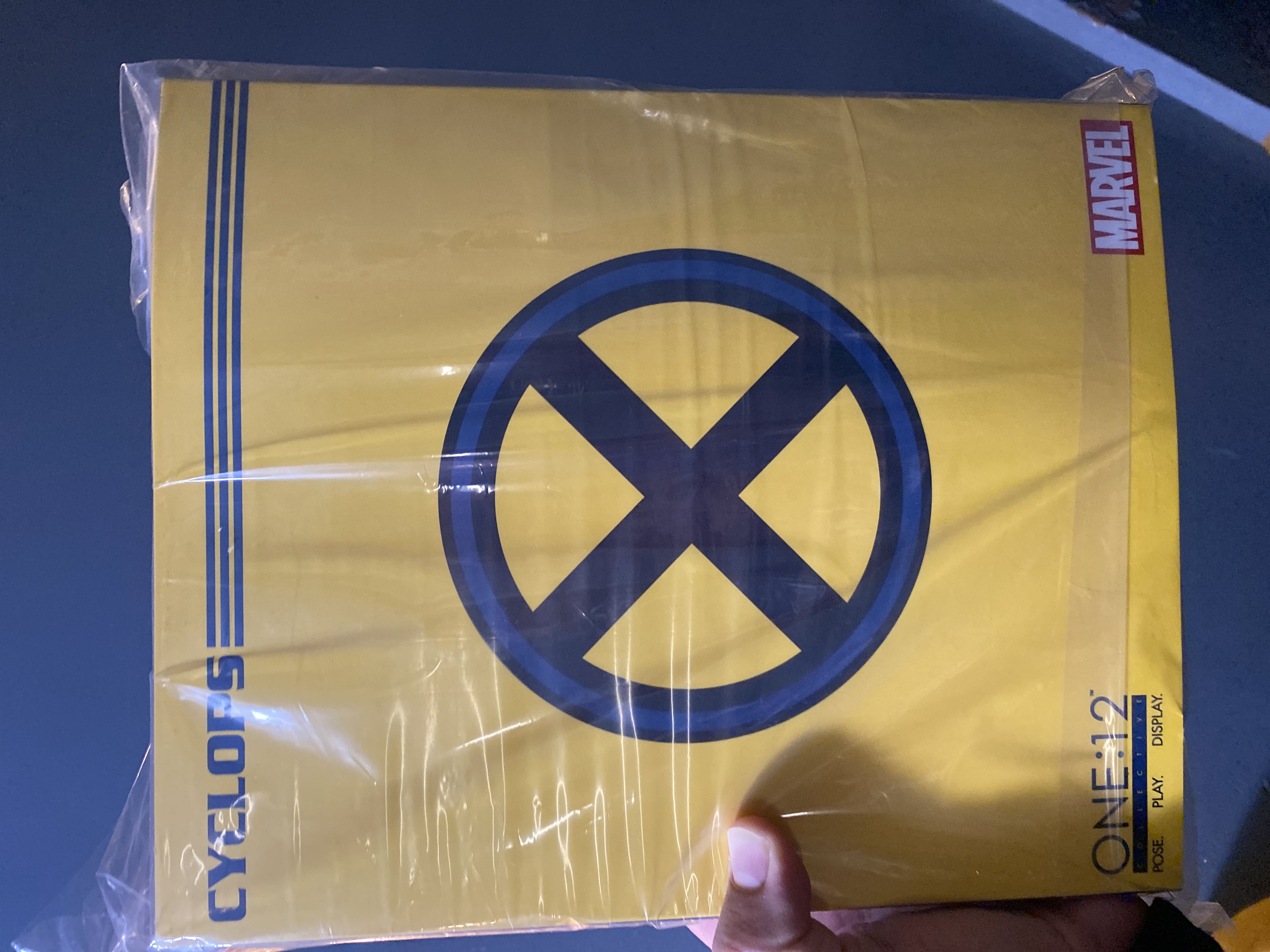 Cyclops - Mezco Toyz (X-Men) action figure collectible [Barcode 696198769227] - Main Image 1