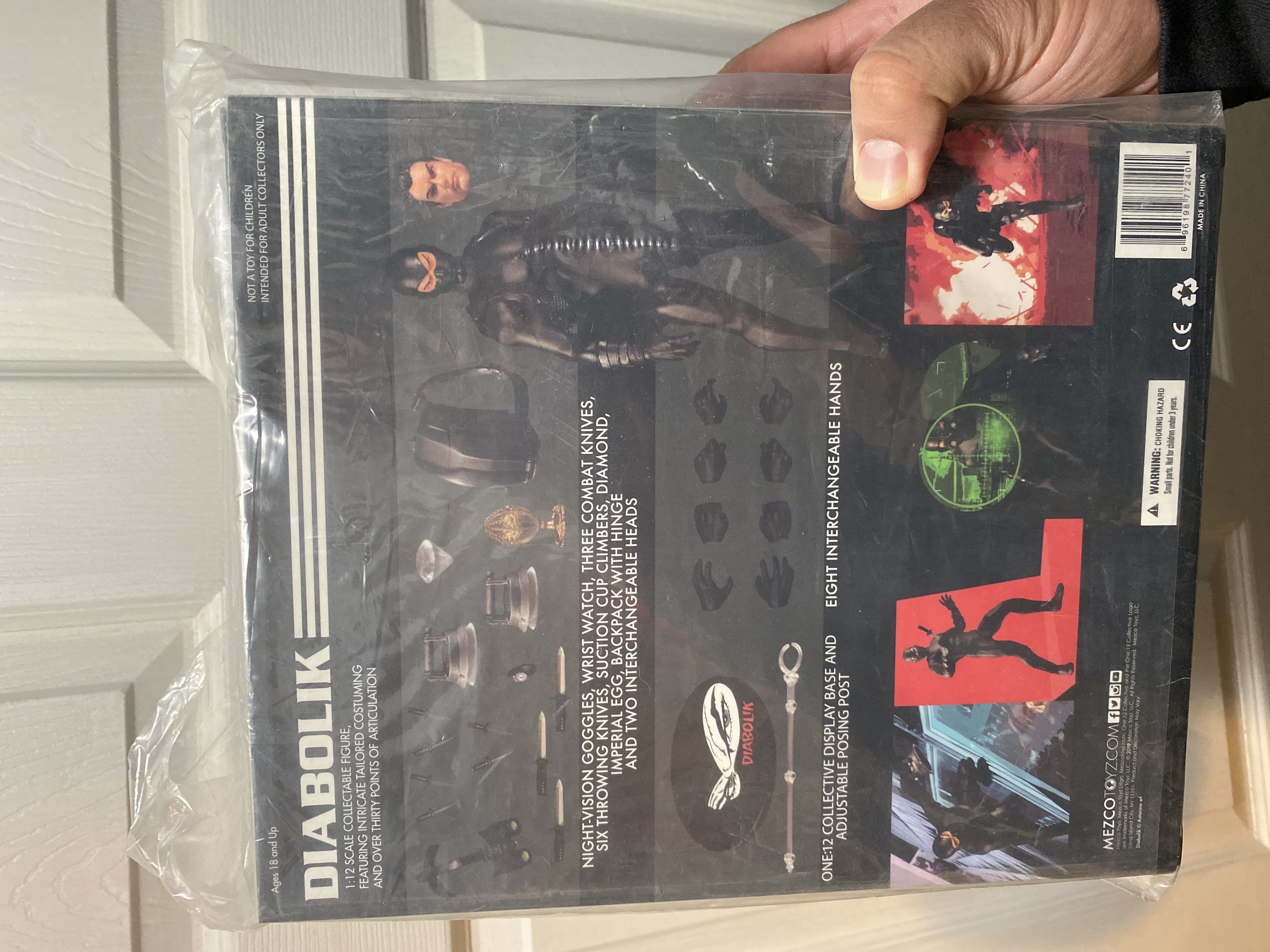 Diabolik - Mezco (Mezco One:12) action figure collectible [Barcode 696198772401] - Main Image 2