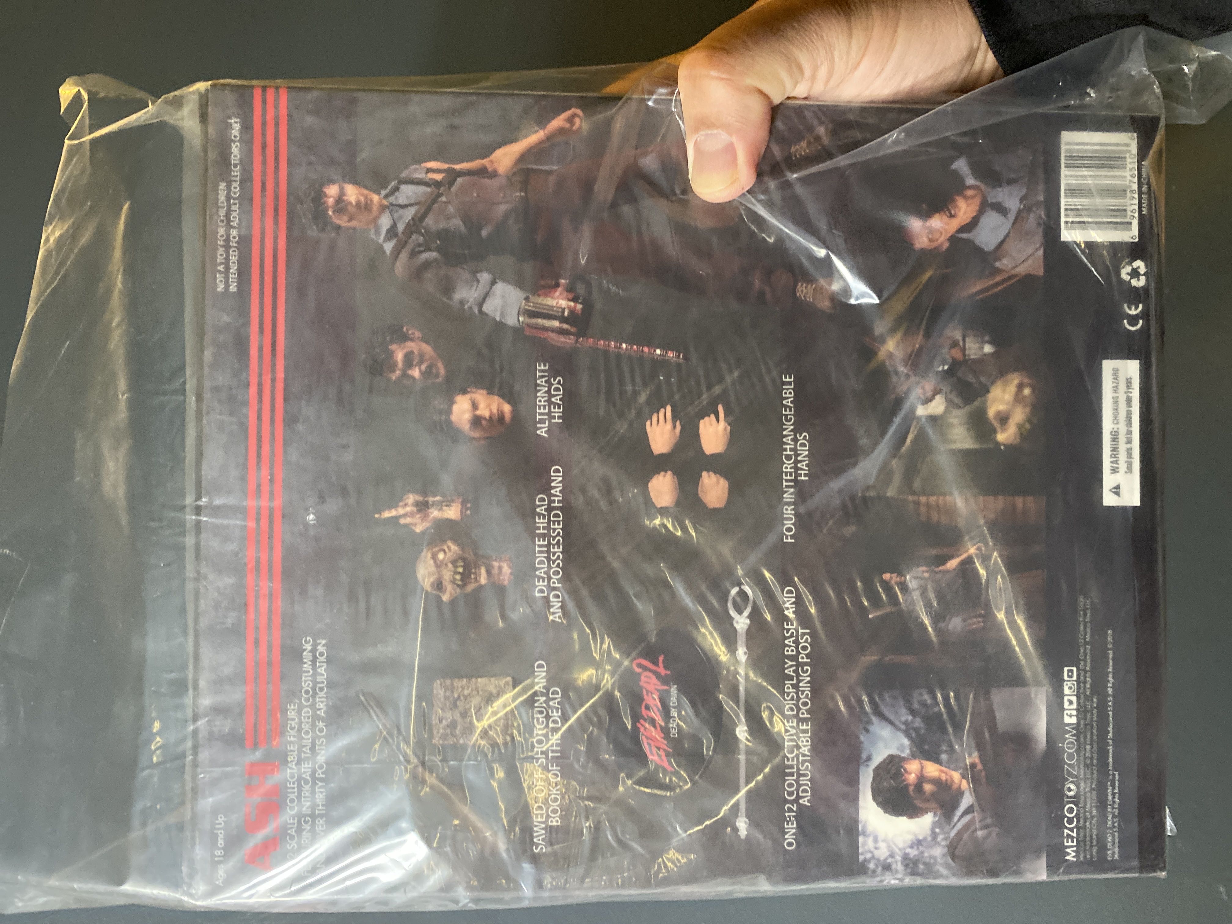 Ash One:12 - Mezco Toyz (Evil Dead) action figure collectible [Barcode 696198765106] - Main Image 2