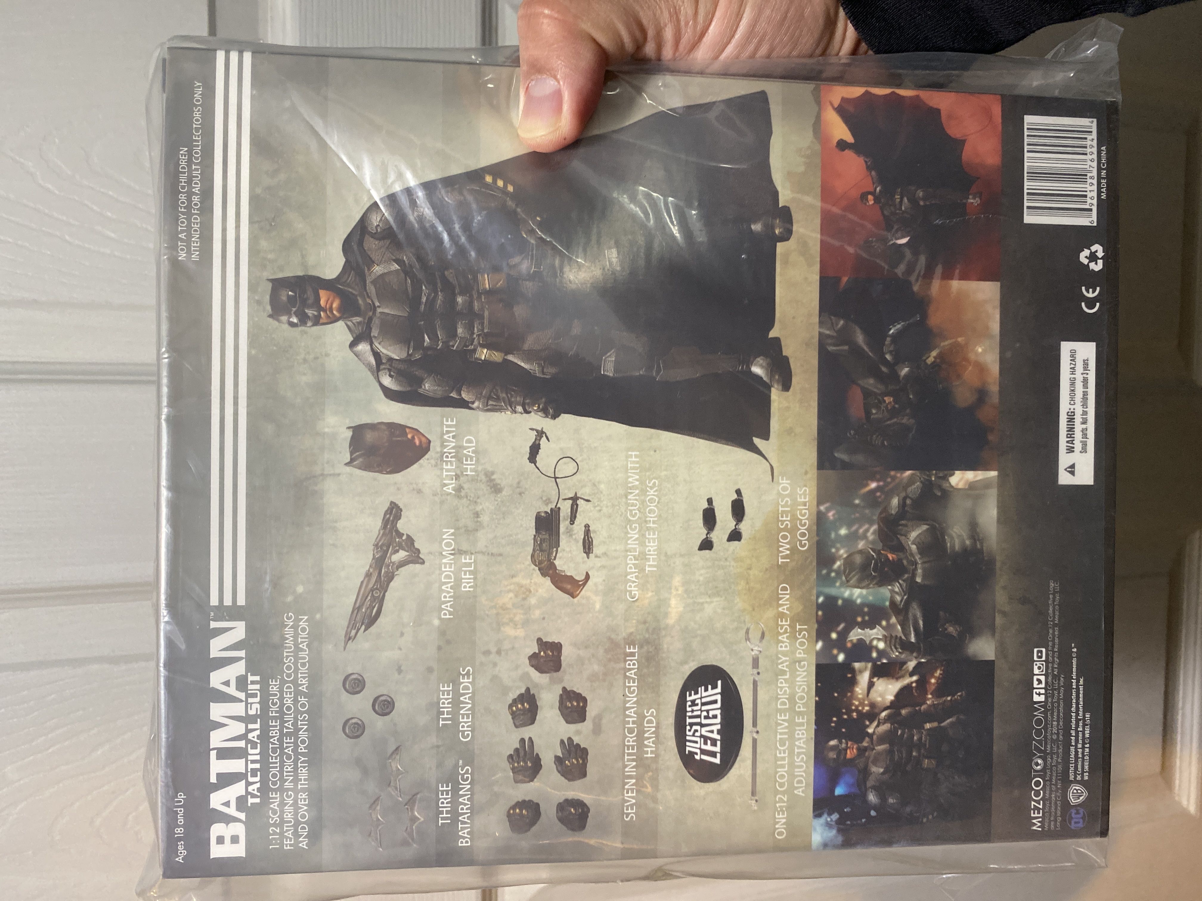 Batman Justice League Tactical Suit - Mezco (One:12) action figure collectible [Barcode 696198769944] - Main Image 2