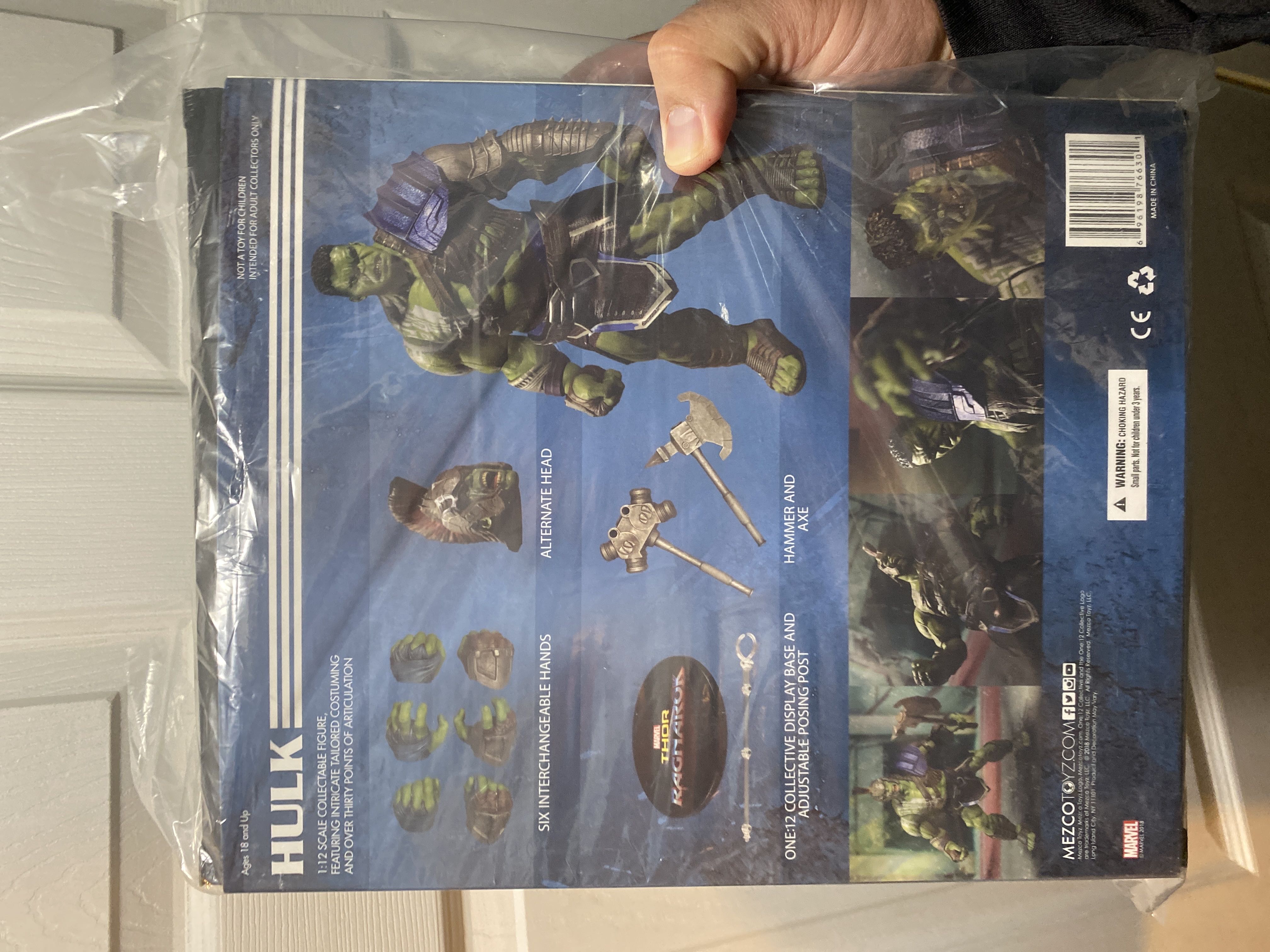 Hulk - Mezco Toyz (One:12 Collective) action figure collectible [Barcode 696198766301] - Main Image 2