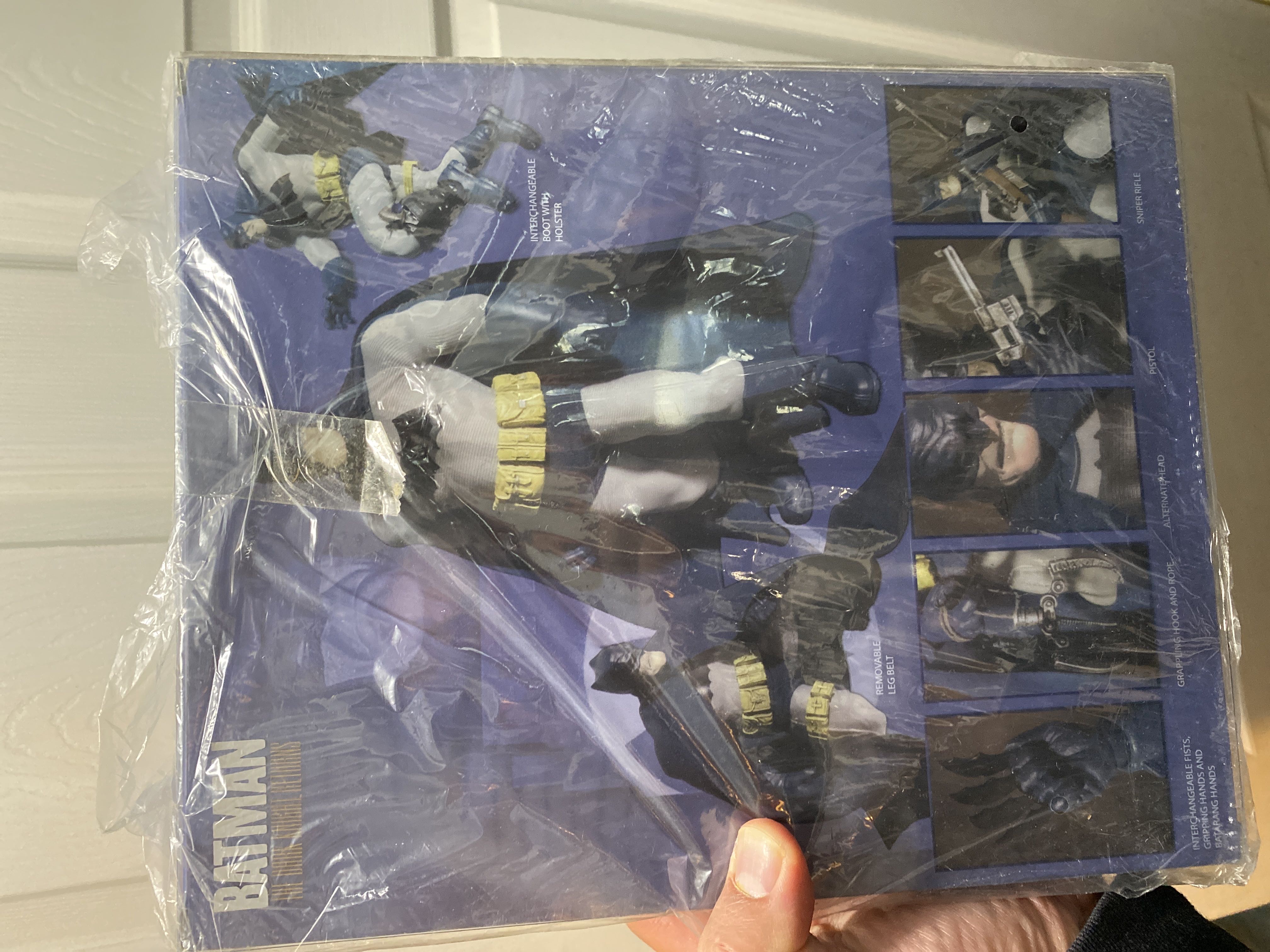 Mezco One:12 PRCC Batman Dark Knight Returns 400 Made - Mezco Toyz (One:12) action figure collectible [Barcode 696198760040] - Main Image 2