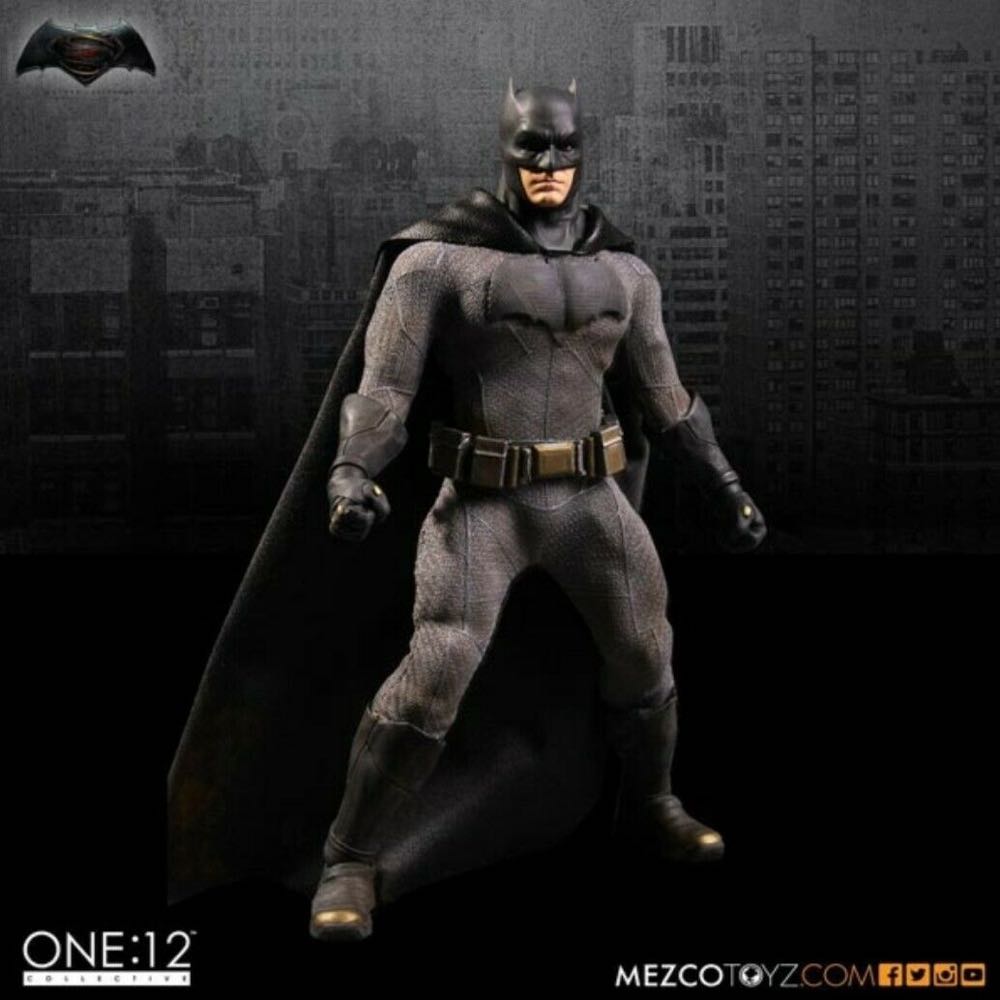 Batman V Superman: Dawn Of Justice Batman - Mezco (DCU) (Mezco (DCU)) action figure collectible [Barcode 696198763300] - Main Image 3
