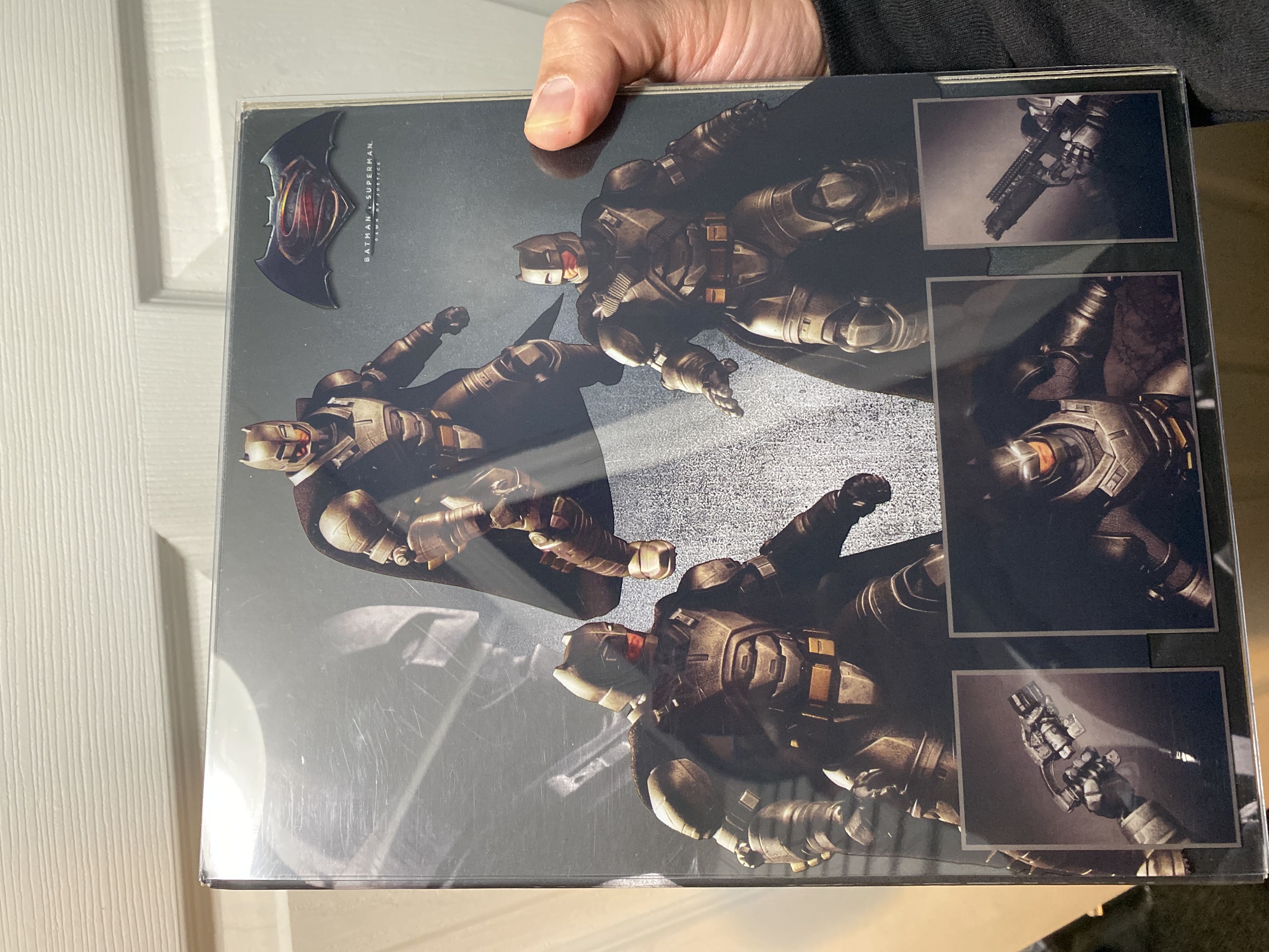 Batman Armored (Batman V Superman: Dawn Of Justice) - Mezco Toyz (DC Comics) action figure collectible [Barcode 696198763324] - Main Image 2