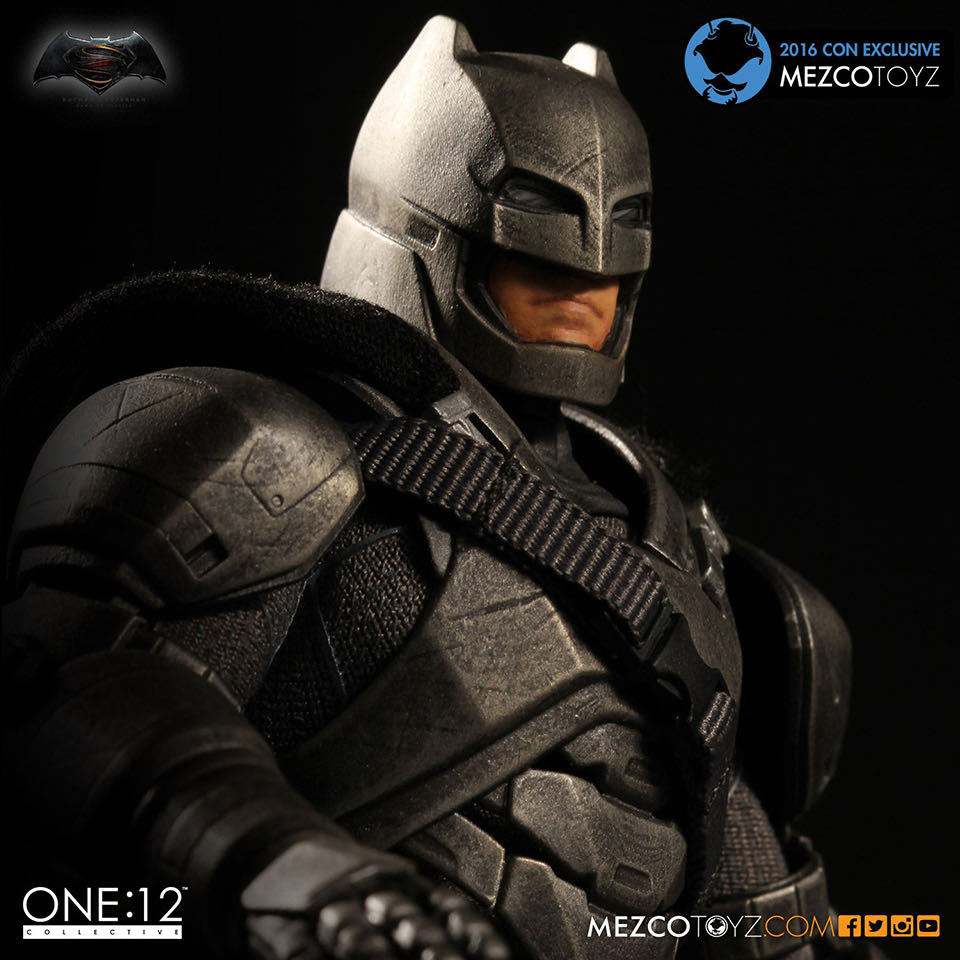 Batman Armored (Batman V Superman: Dawn Of Justice) - Mezco Toyz (DC Comics) action figure collectible [Barcode 696198763324] - Main Image 3