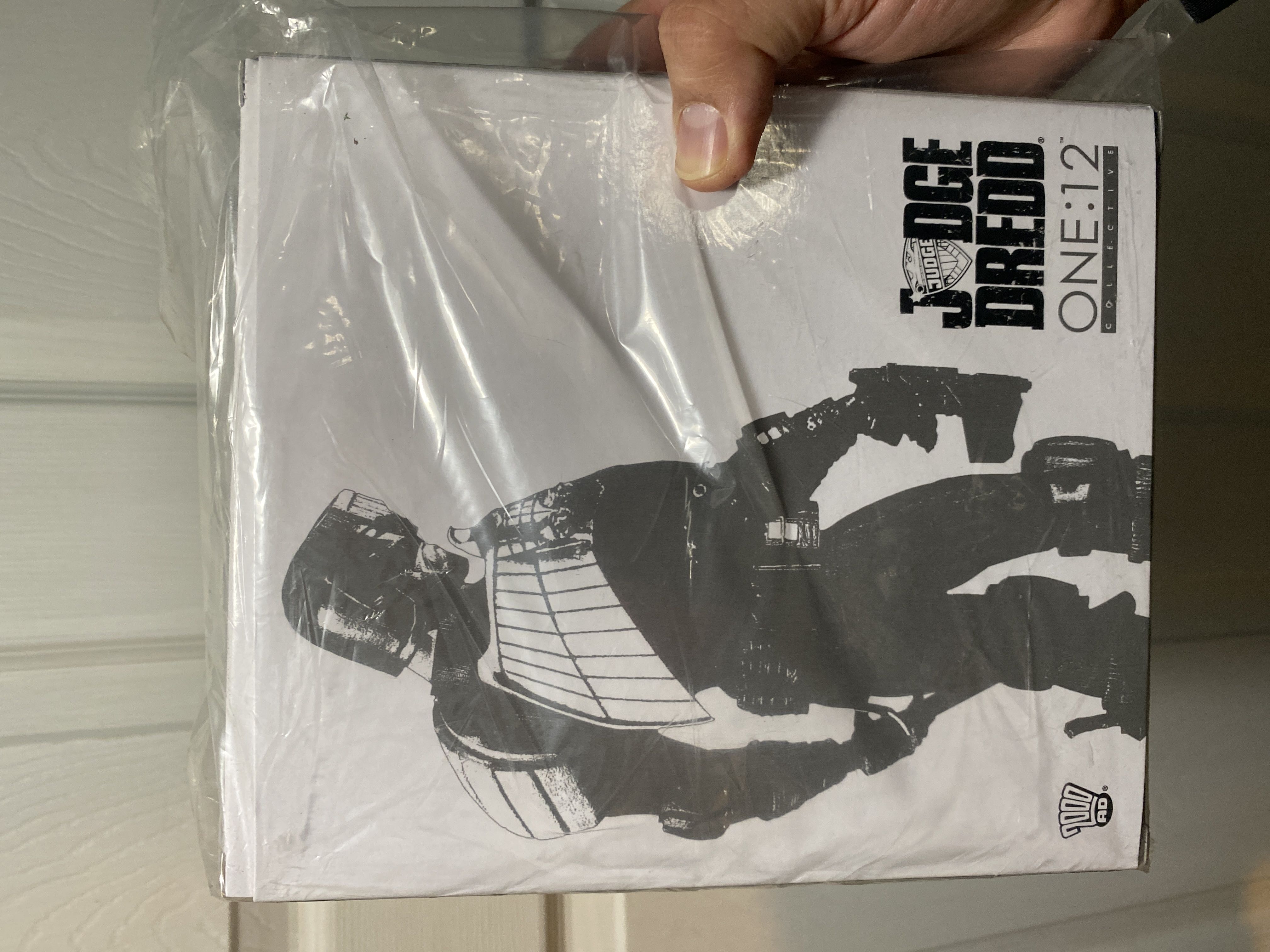 Mezco One:12- Judge Dredd (2015 Mezcon Exclusive B&W Variant) - Mezco Toyz (One:12) action figure collectible [Barcode 696198760248] - Main Image 2