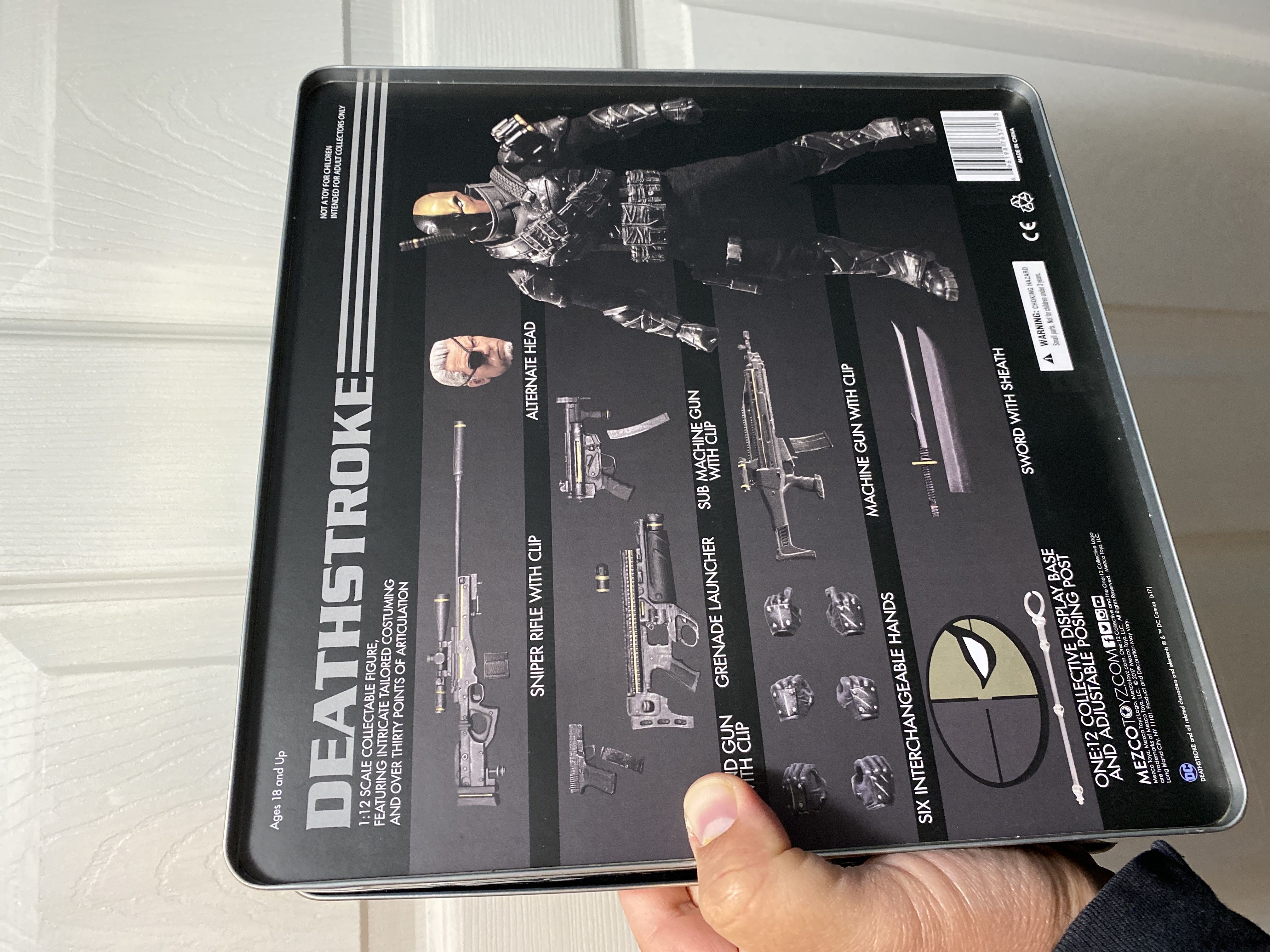 Mezco One:12 PX Deathstroke Stealth - Mezco Toyz (One:12) action figure collectible [Barcode 696198763713] - Main Image 2