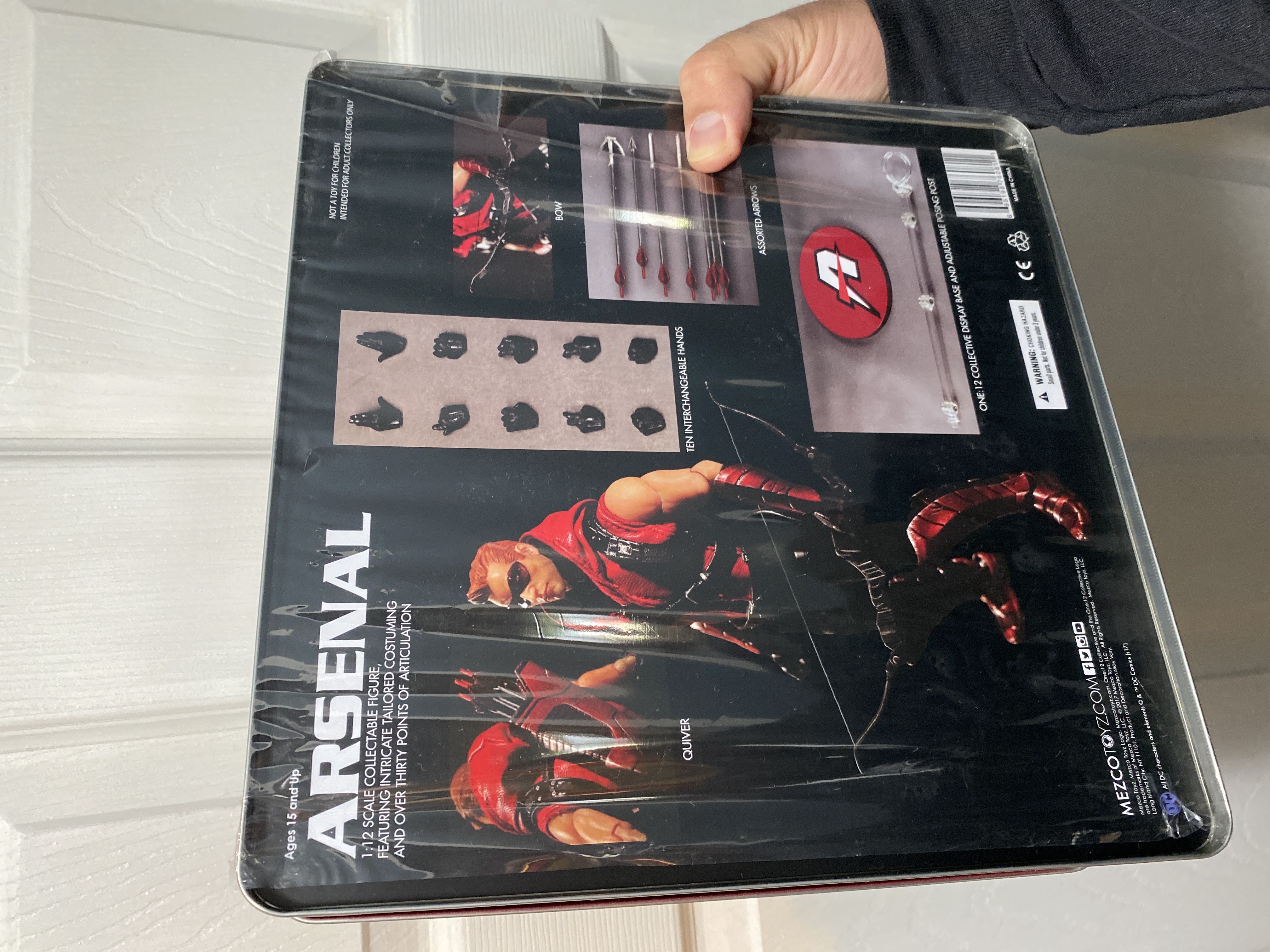 One:12 Collective/ Arsenal - Mezco Toyz (DC Comics) action figure collectible [Barcode 696198760811] - Main Image 2