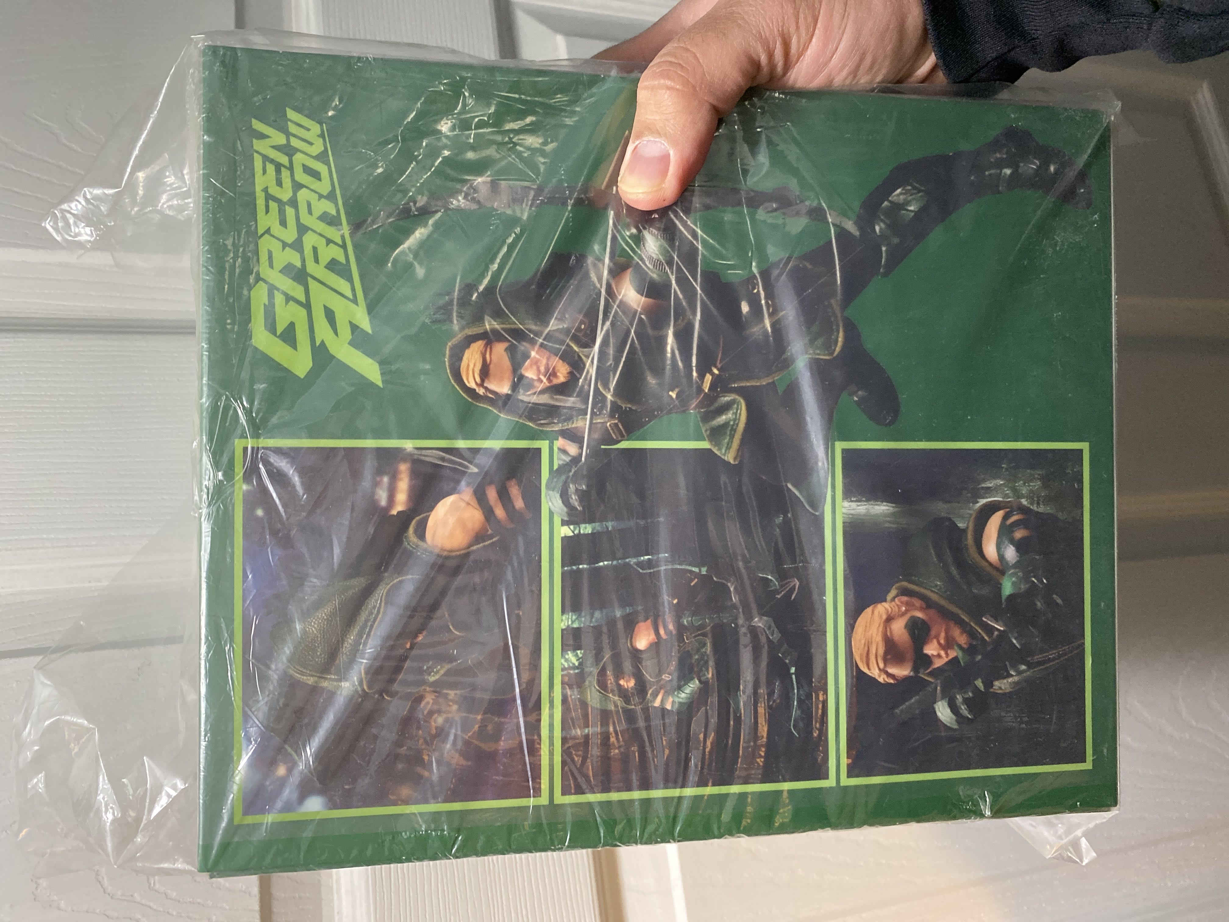 DC Green Arrow - Mezco Toyz (DC Comics) action figure collectible [Barcode 696198760804] - Main Image 2