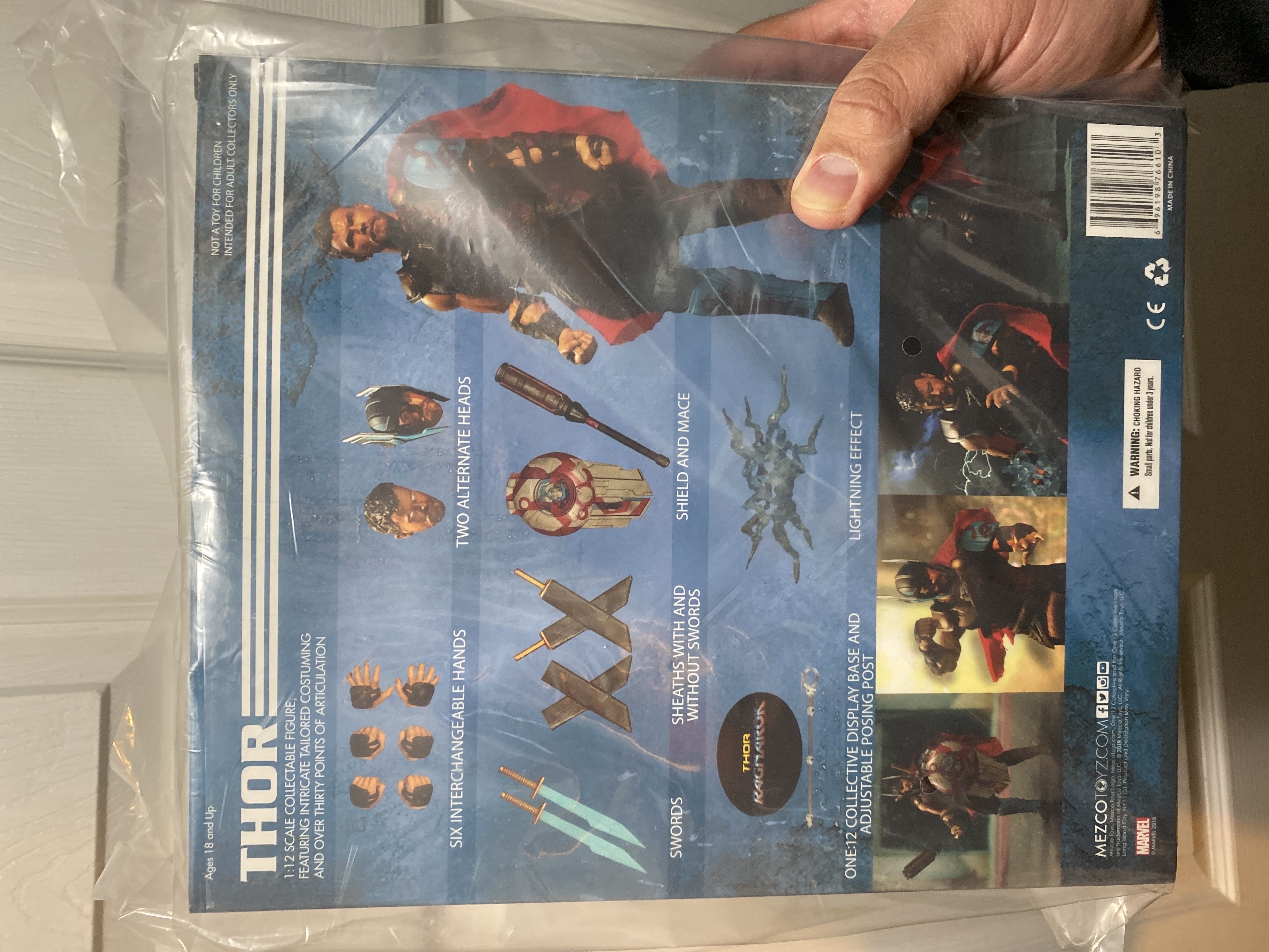 Mezco One:12 Thor Ragnarok - Mezco Toyz (One:12) action figure collectible [Barcode 696198766103] - Main Image 2