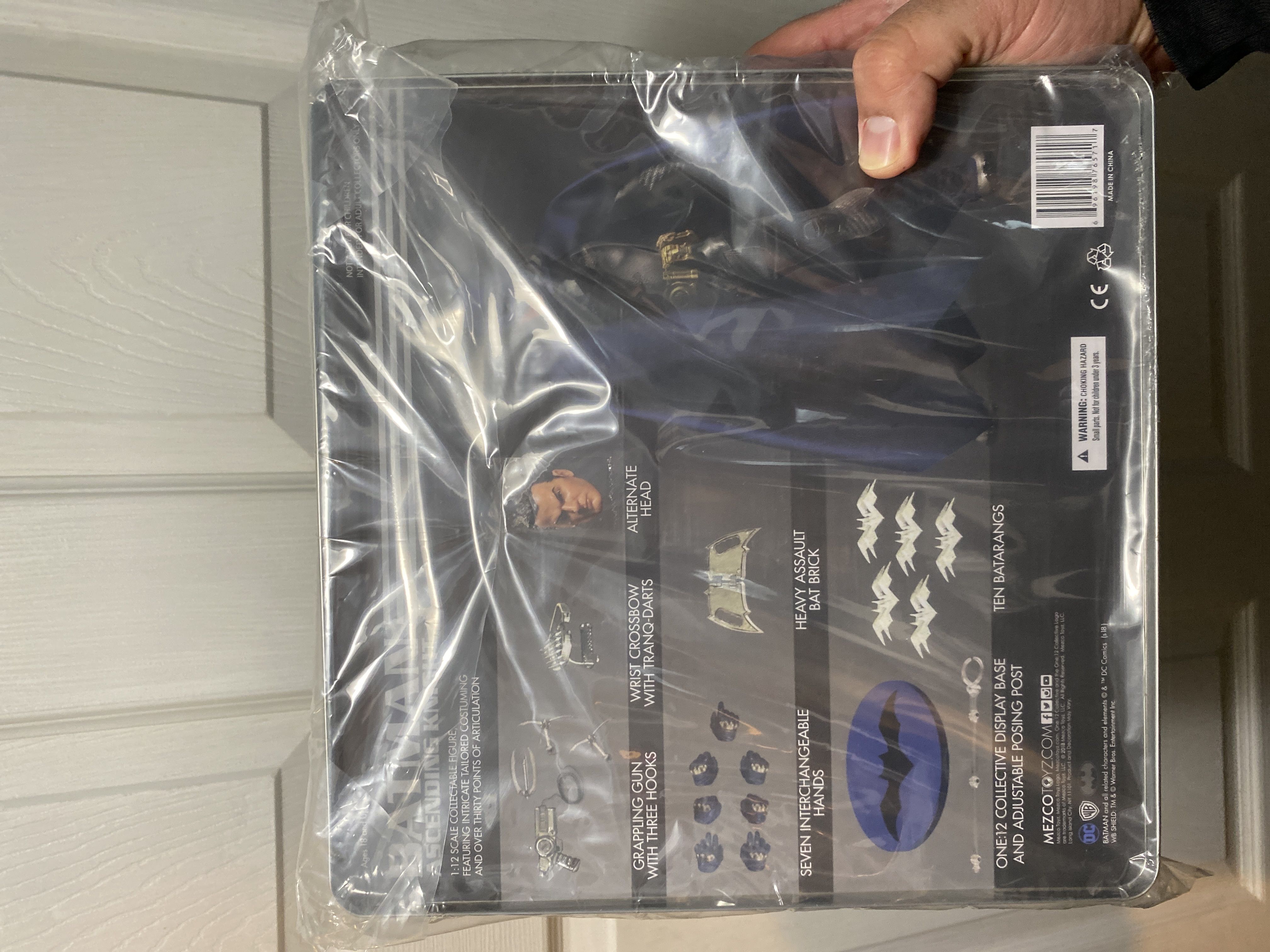 Mezco One:12 Batman (Ascending Knight) - Mezco Toyz (DC Universe) action figure collectible [Barcode 696198765717] - Main Image 2