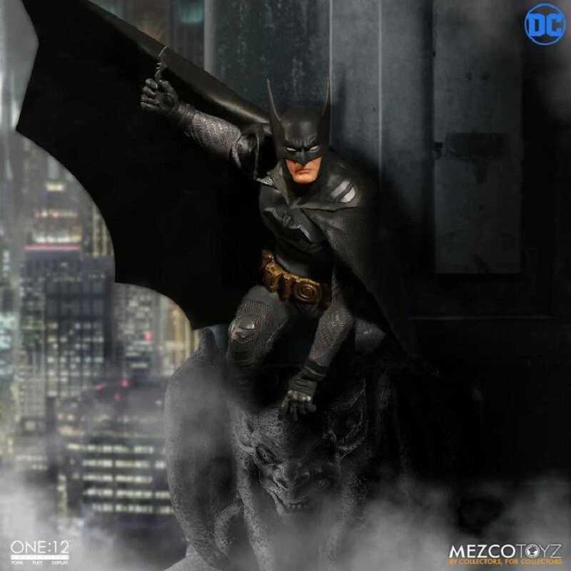Mezco One:12 Batman (Ascending Knight) - Mezco Toyz (DC Universe) action figure collectible [Barcode 696198765717] - Main Image 3