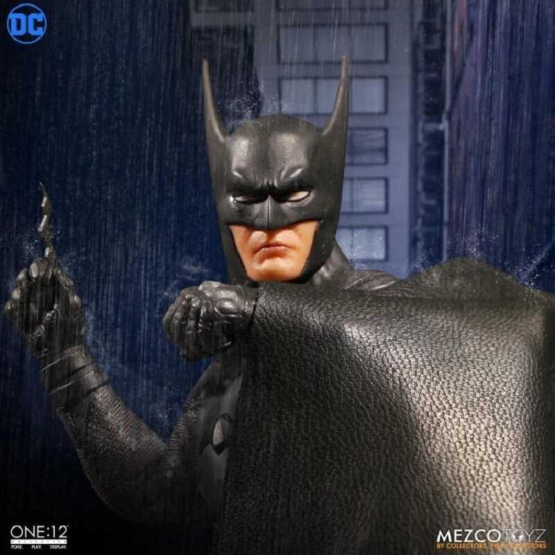 Mezco One:12 Batman (Ascending Knight) - Mezco Toyz (DC Universe) action figure collectible [Barcode 696198765717] - Main Image 4