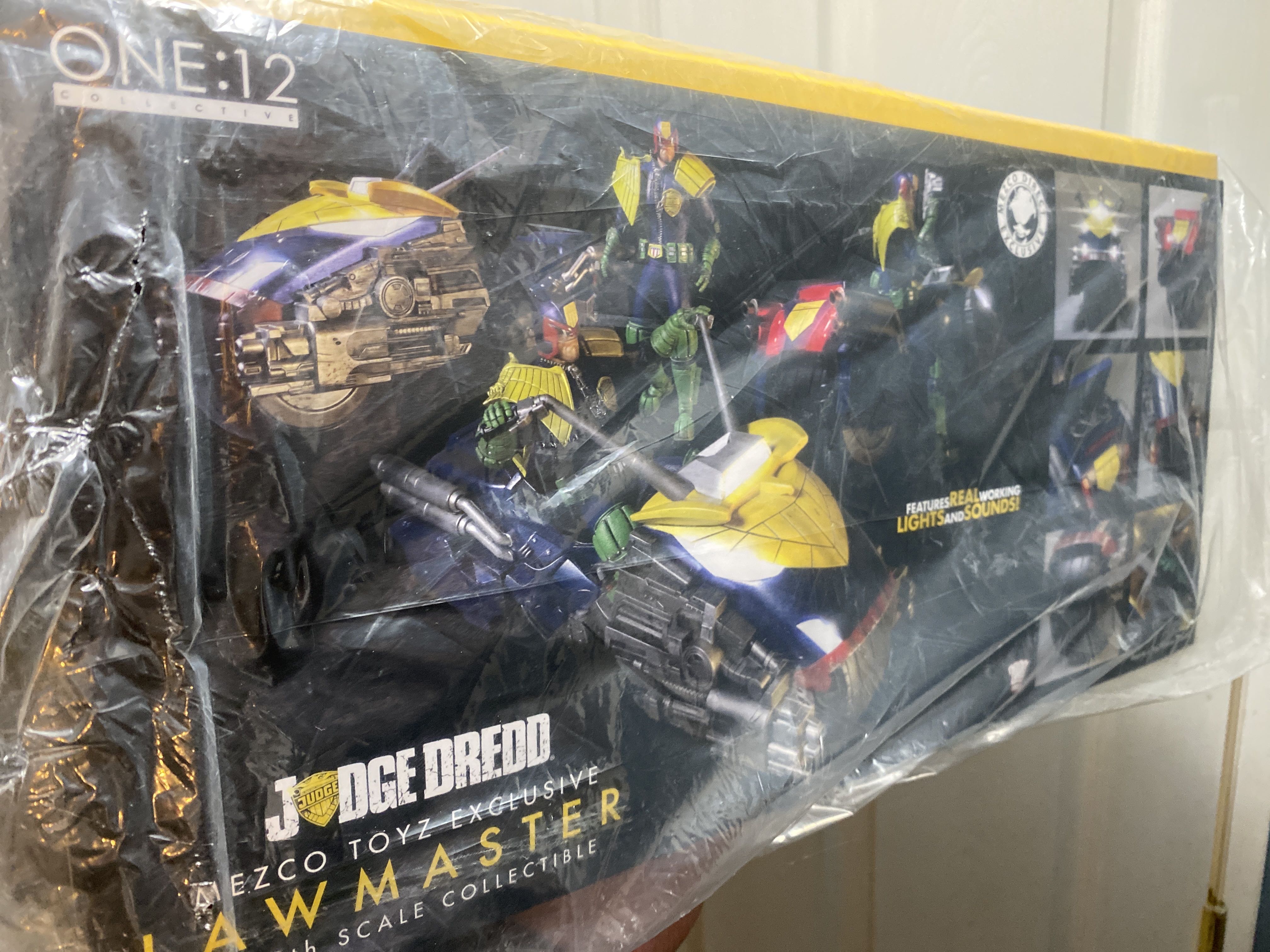 Mezco One:12 MDX Direct Exclusive Dark Blue Judge Dredd And Lawmaster - Mezco Toyz (One:12) action figure collectible [Barcode 696198760279] - Main Image 2