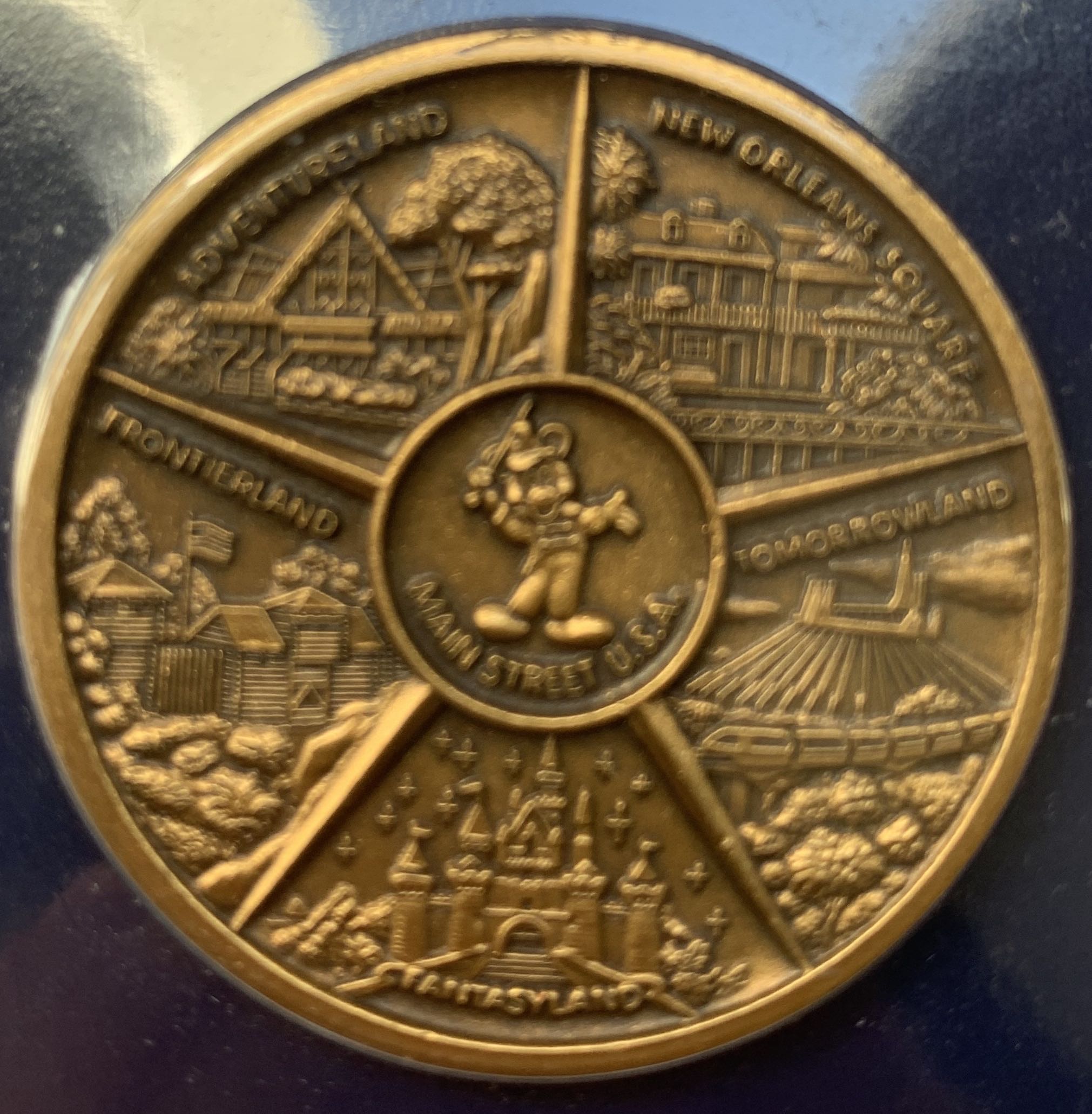 Disneyland Coin - Disneyland (Disneyland Parks) action figure collectible - Main Image 2